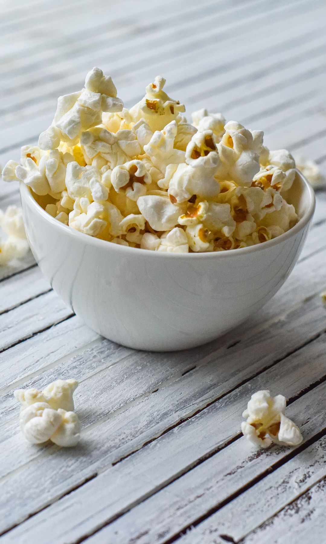 Bol lleno de palomitas de maíz