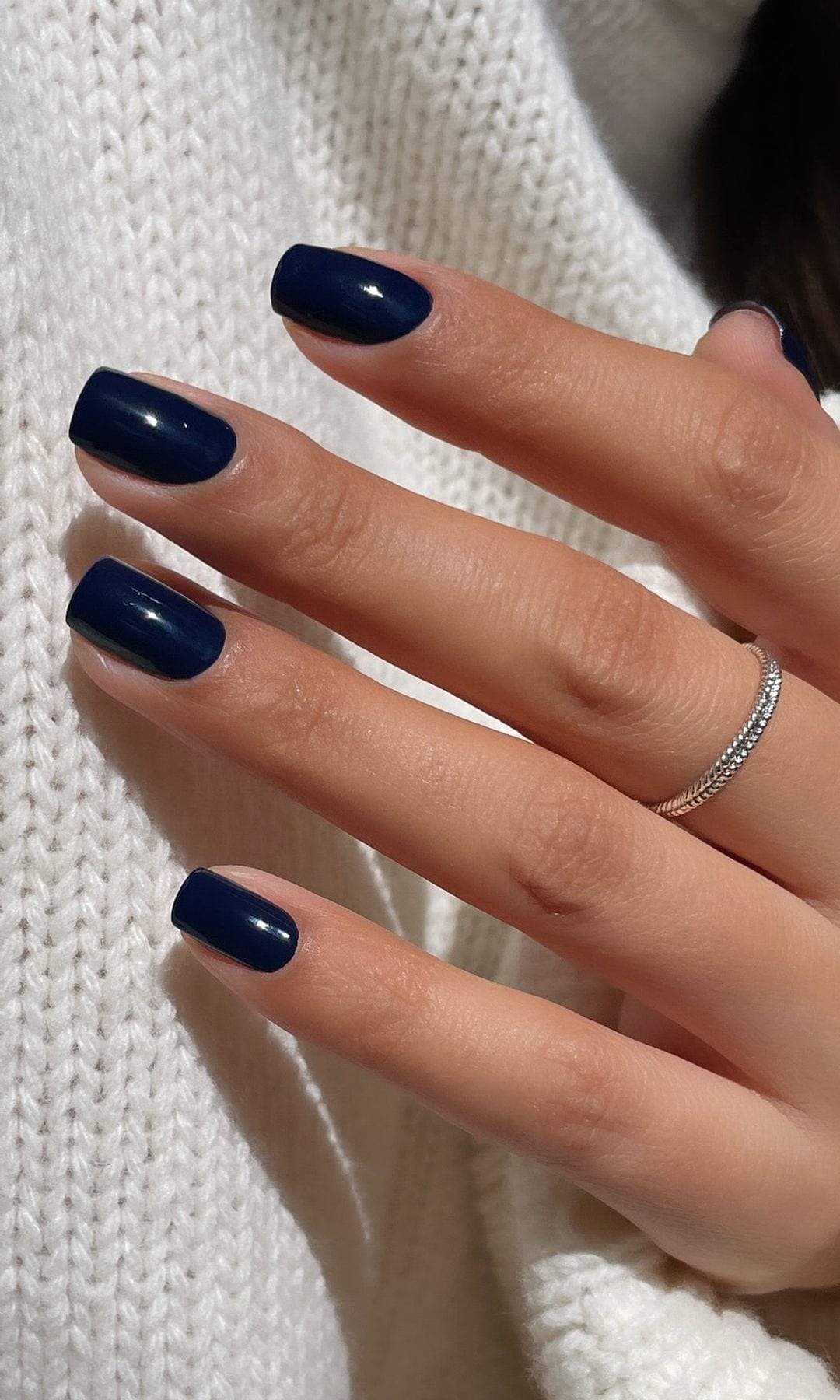 Manicura azul marino