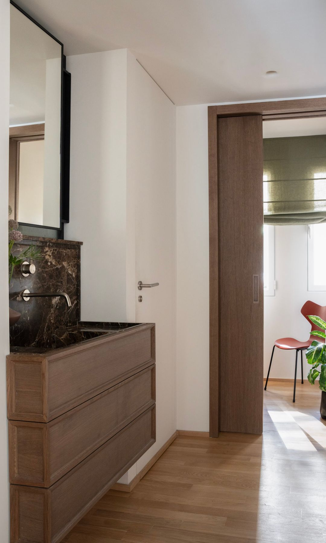 Proyecto de De la Villa Studio con puerta corredera en madera
