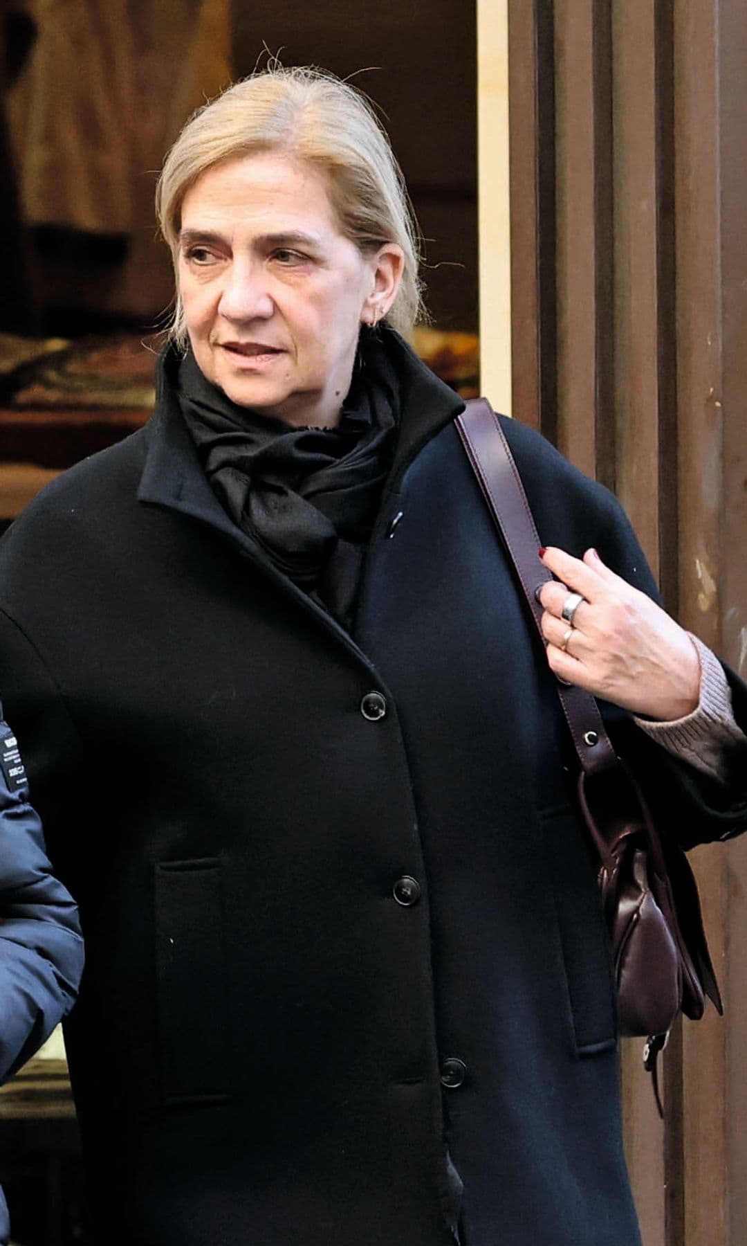 Dos mujeres, Infanta Cristina y La Reina Sofía , caminan juntas por la calle.