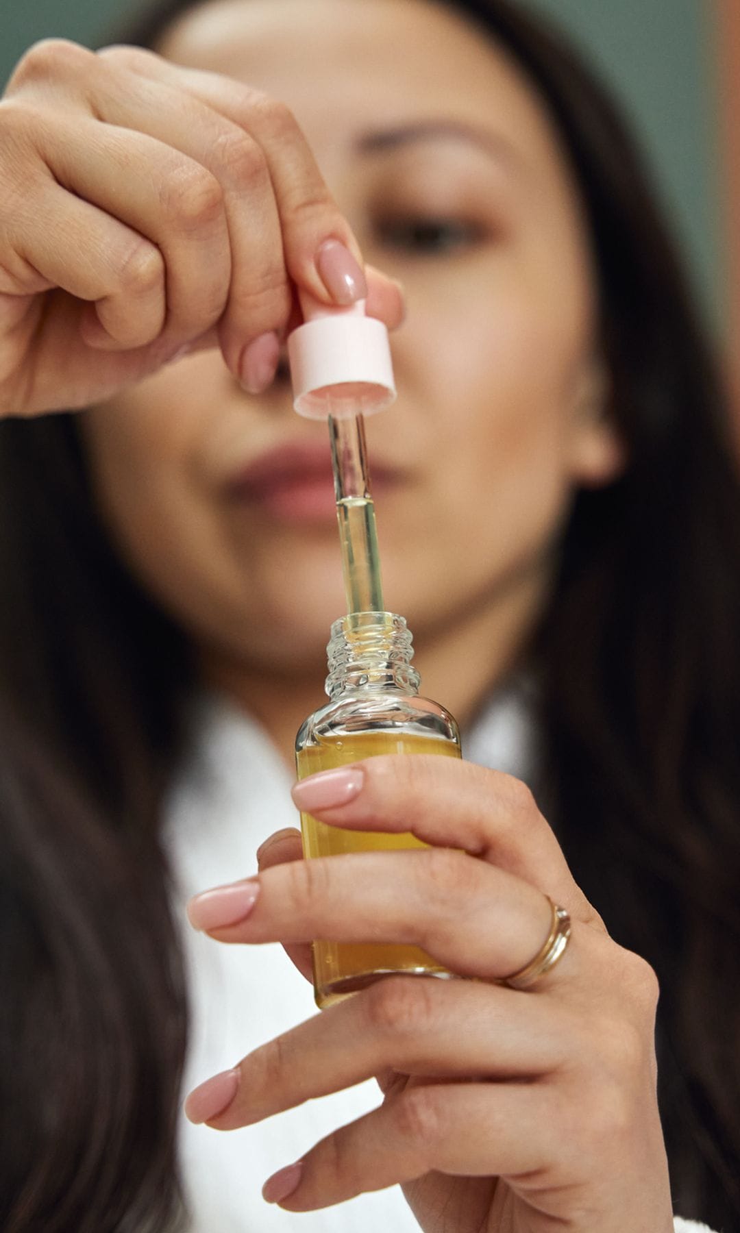 Mujer utilizando sérum 