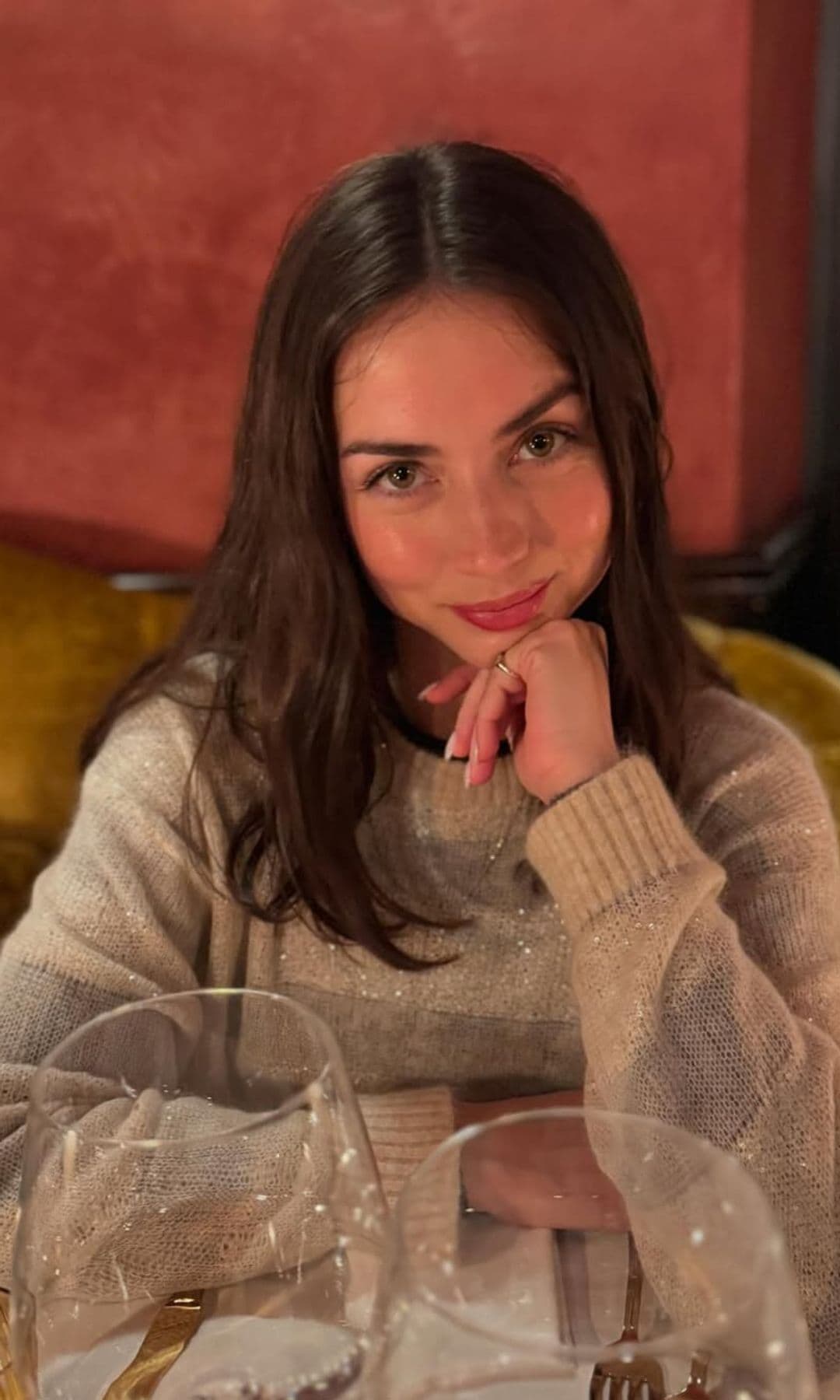 Ana de Armas en una cena en un restaurante
