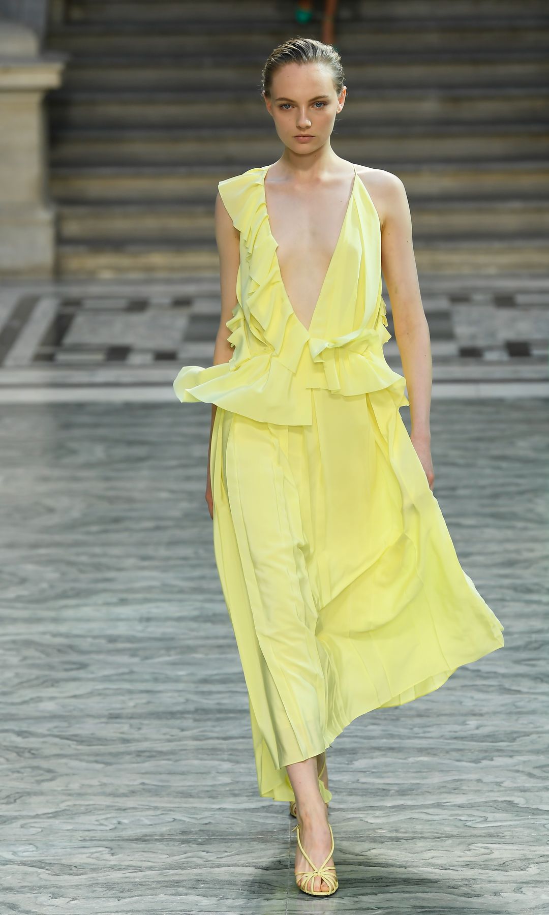 Vestido amarillo de la colección Victoria Beckham Primavera/Verano 2020
