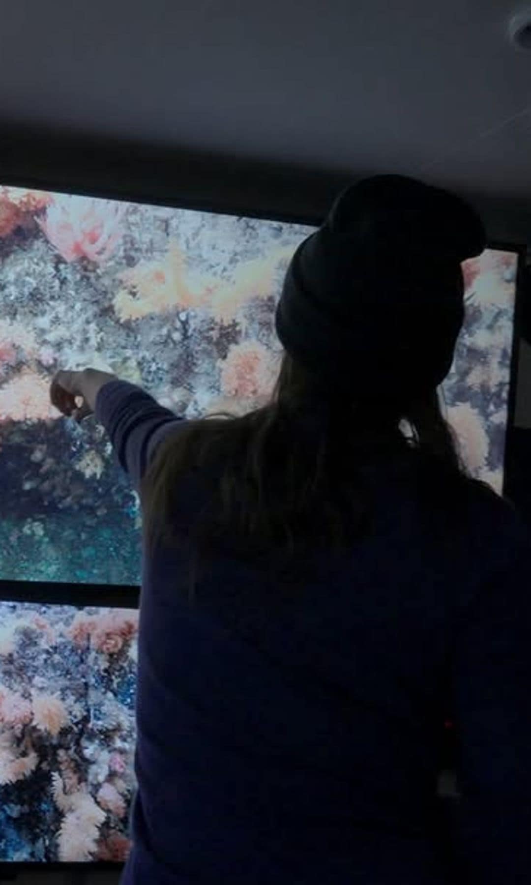 Un integrante del equipo internacional de científicos a bordo del buque de investigación R/V Falkor (too), durante la expedición al Océano Austral