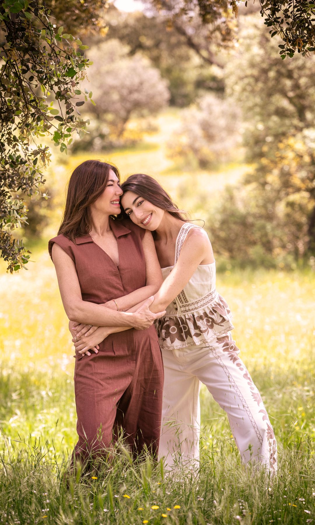 Raquel Revuelta abrazando a su hija