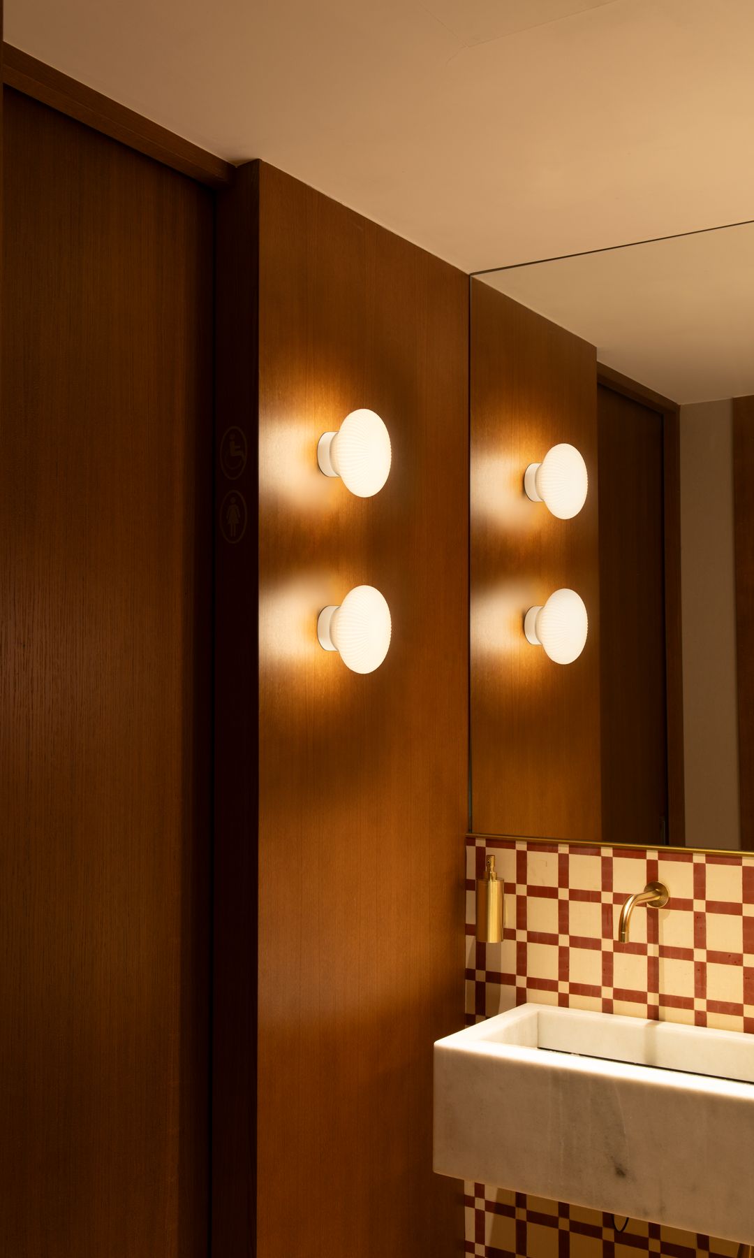Baño pequeño con apliques de luz