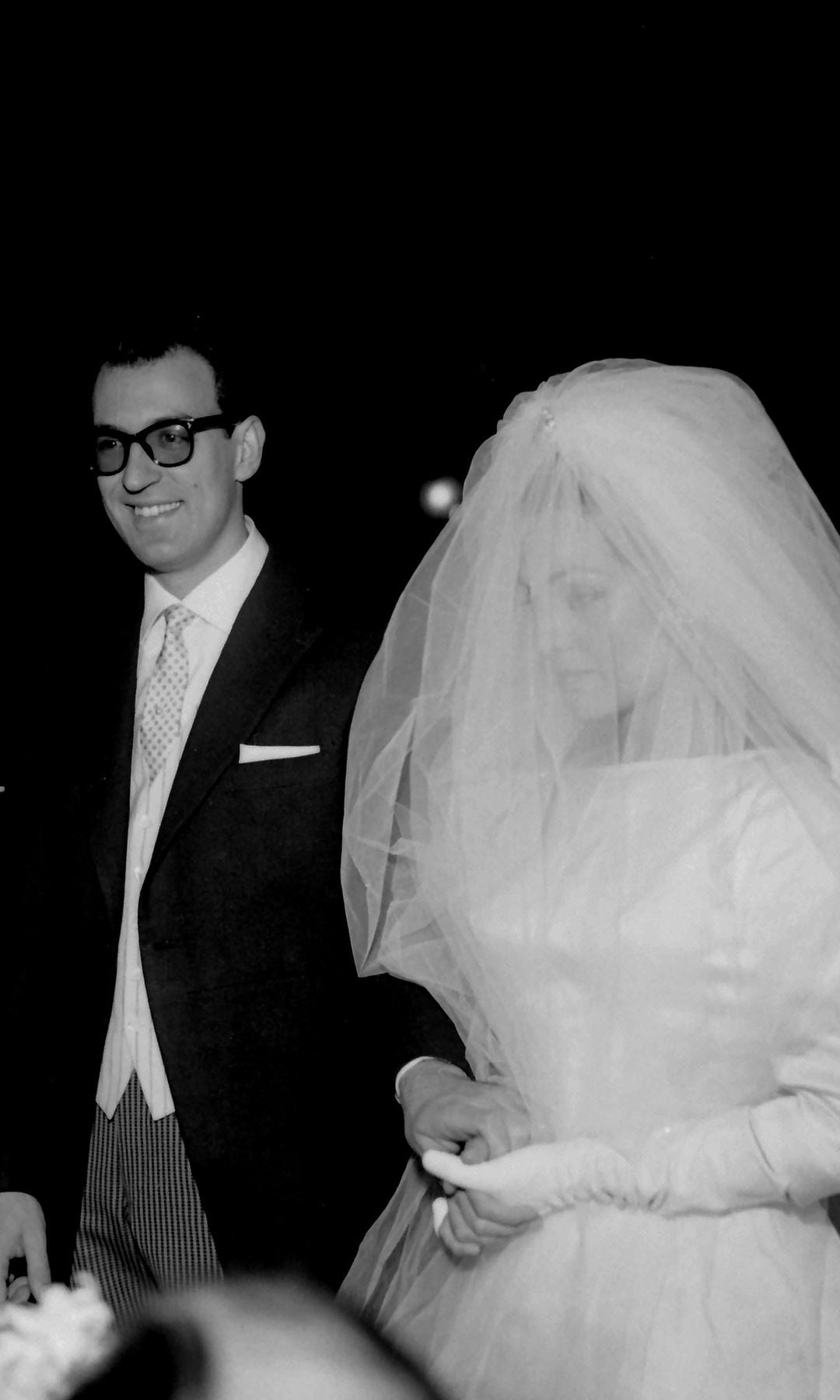 Carmen Sevilla el día de su boda con Augusto Algueró  con vestido de novia sencillo
