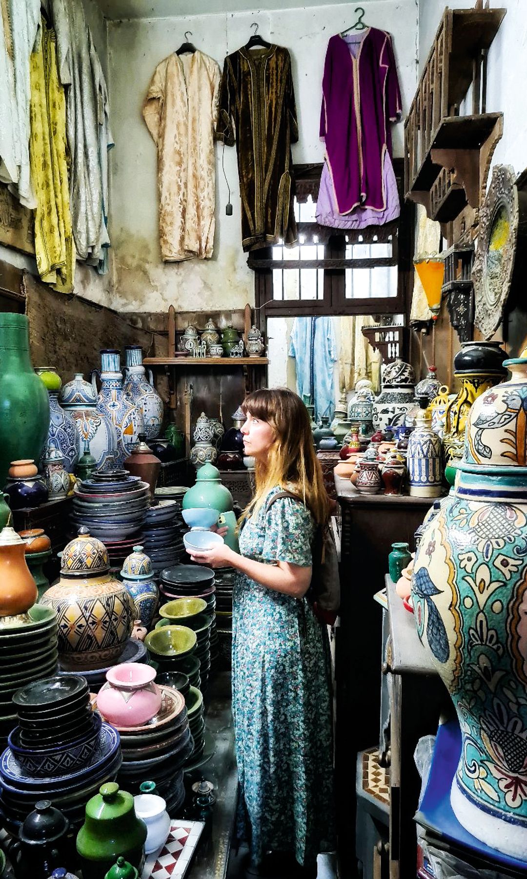 Candelabros, cerámicas,
Candelabros, cerámicas, Candelabros, cerámicas, alfombras y todo tipo de objetos antiguos llenan Bazar Tindouf, una de las tiendas más bellas de la ciudady todo tipo de objetos antiguos llenan Bazar Tindouf, una de las tiendas más bellas de la ciudad de Tángermás bellas de la ciudad.
A la izquierda, una tierna
estampa de la parte antigua.