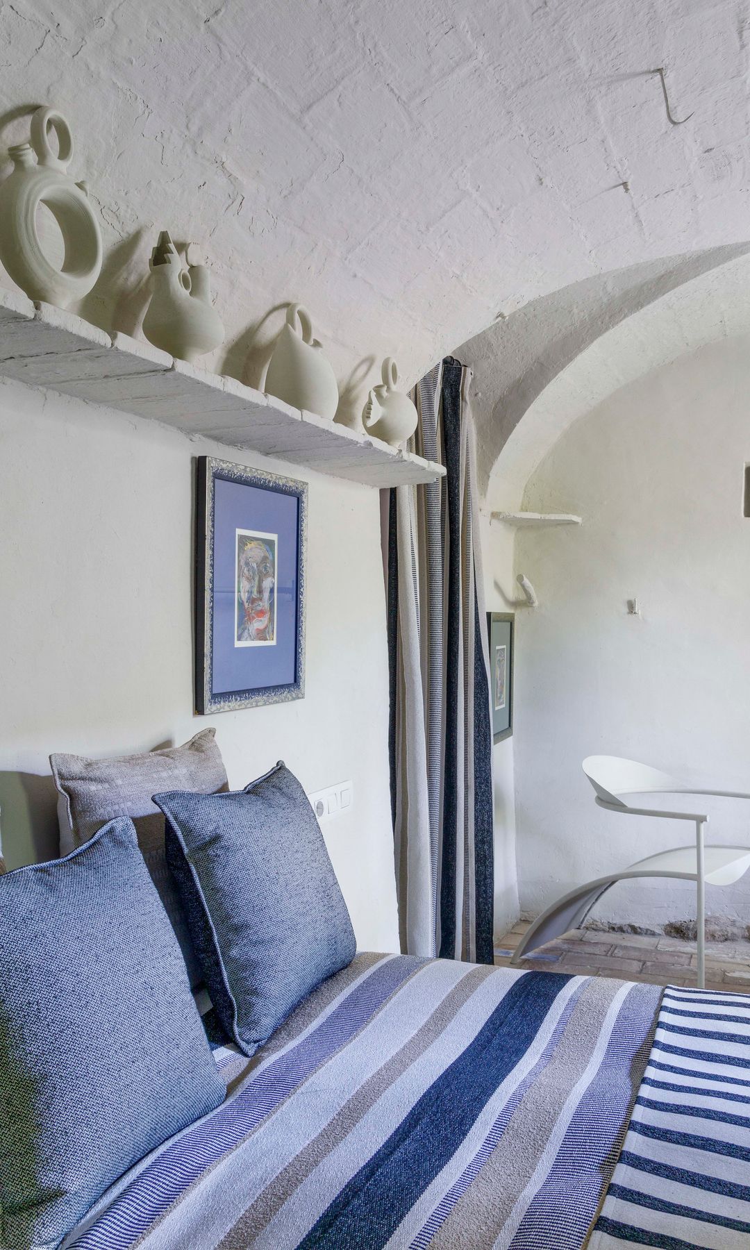 Dormitorio decorado con textiles a rayas