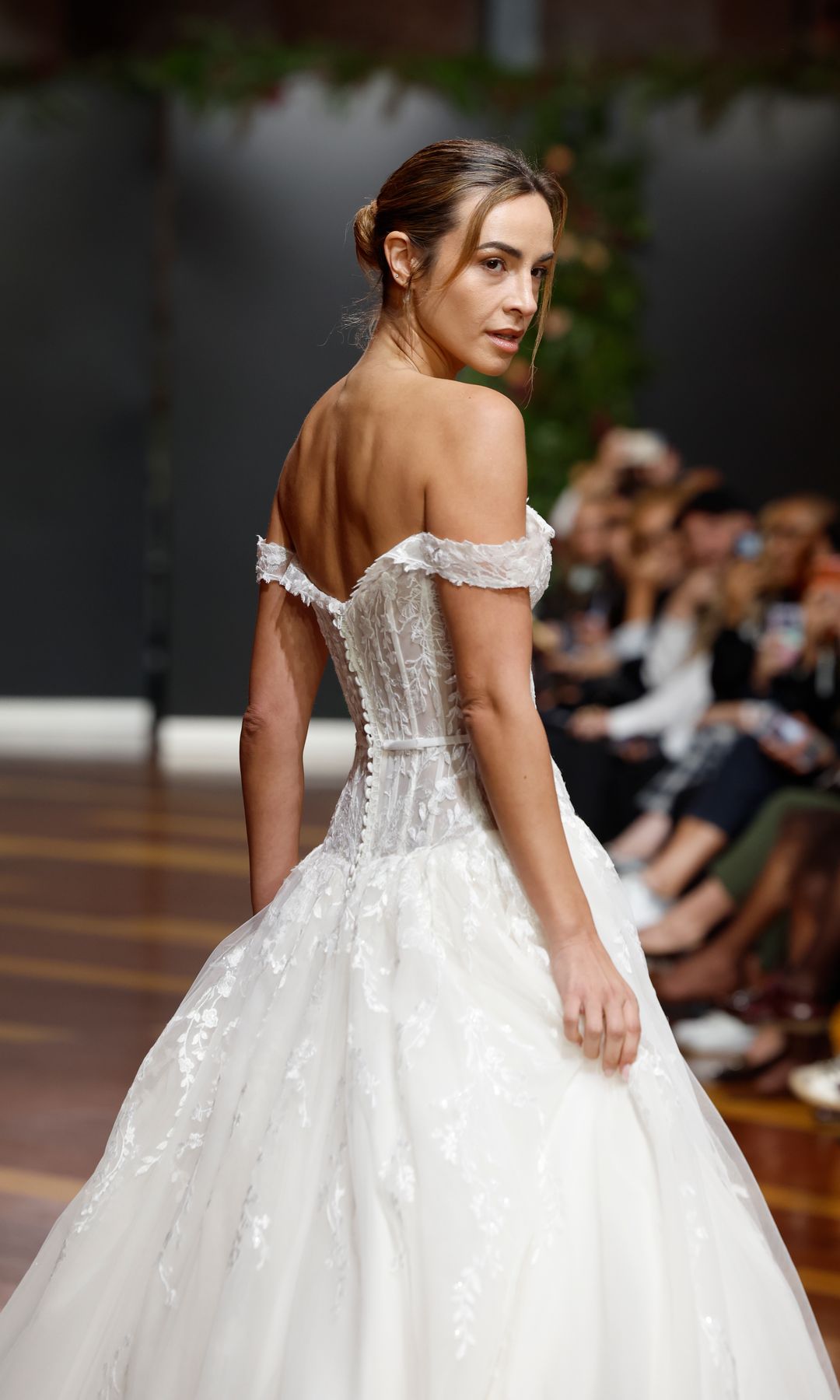 Modelo desfilando con un vestido de novia de Jaime Jarque en Atelier Couture