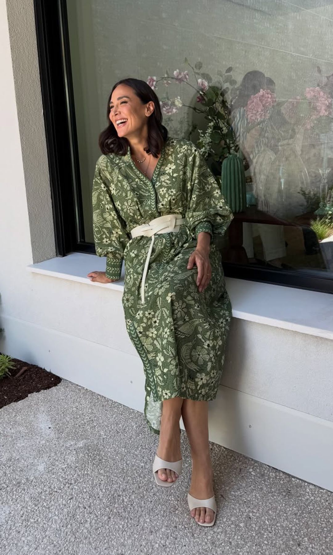 Tamara Falcó deslumbra con uno de los looks más especiales de su colección: caftán de flores, cinturón ancho y sandalias de pala