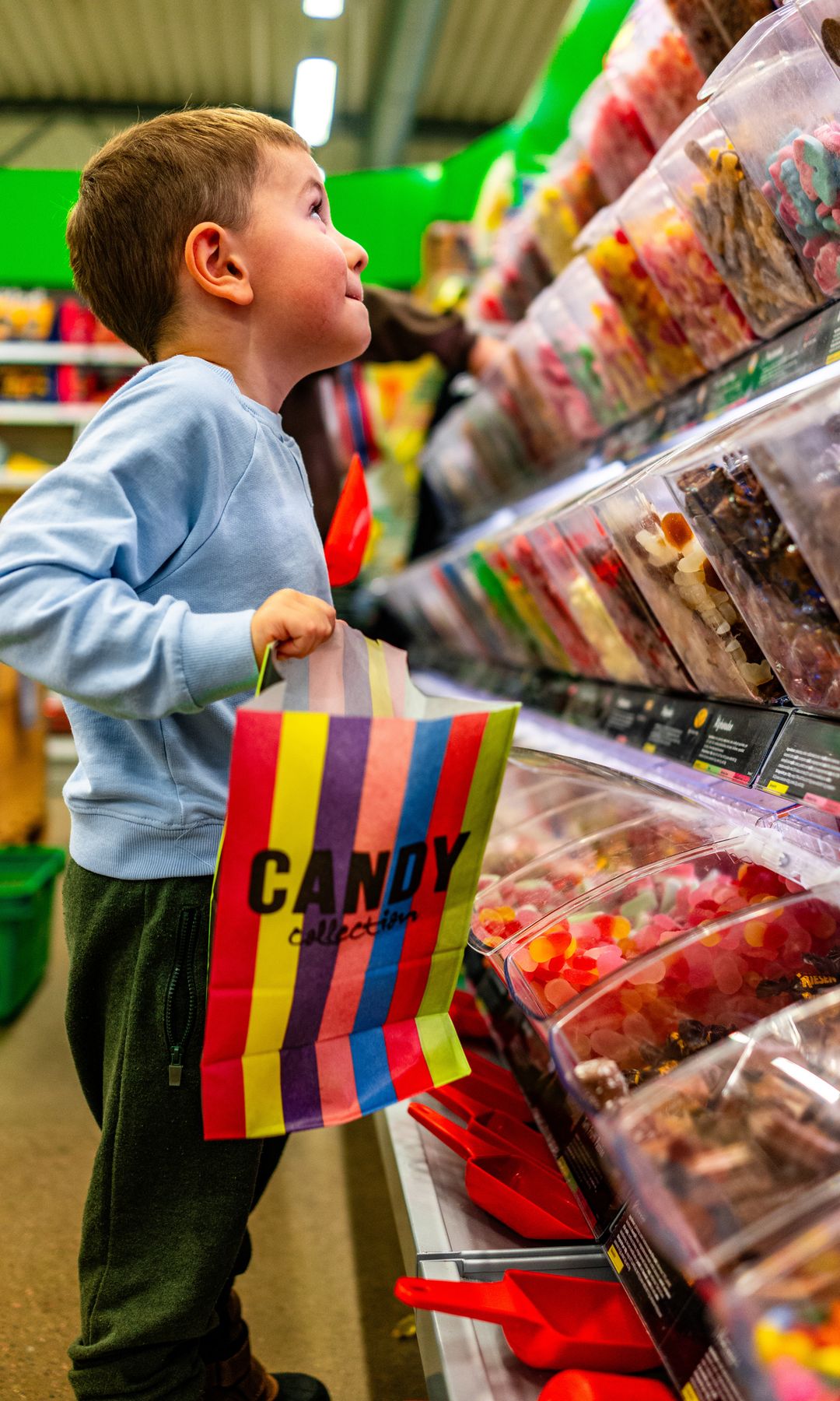 Niño en una tienda de chuches