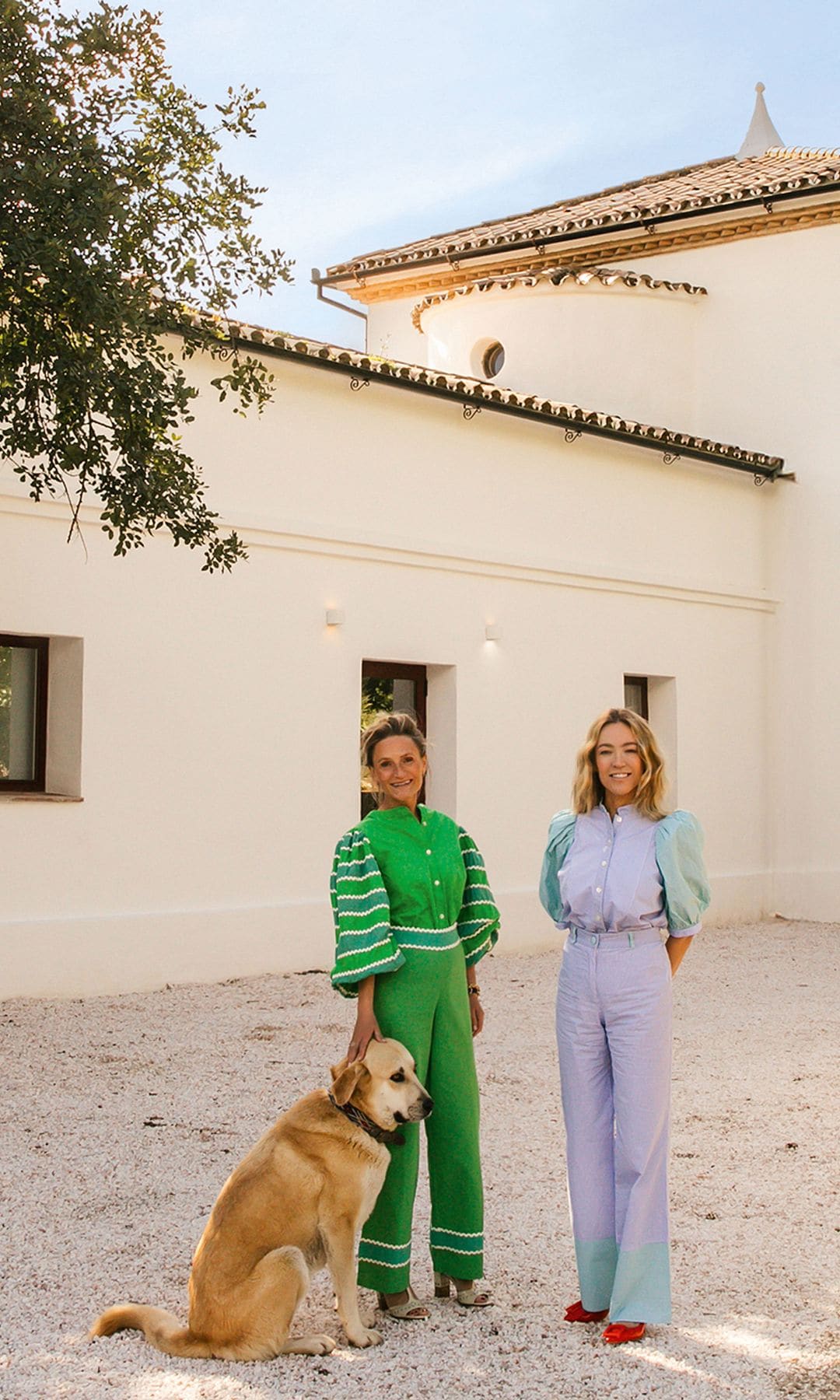 Nuestras anfitrionas posando con su mascota en la entrada de la casa