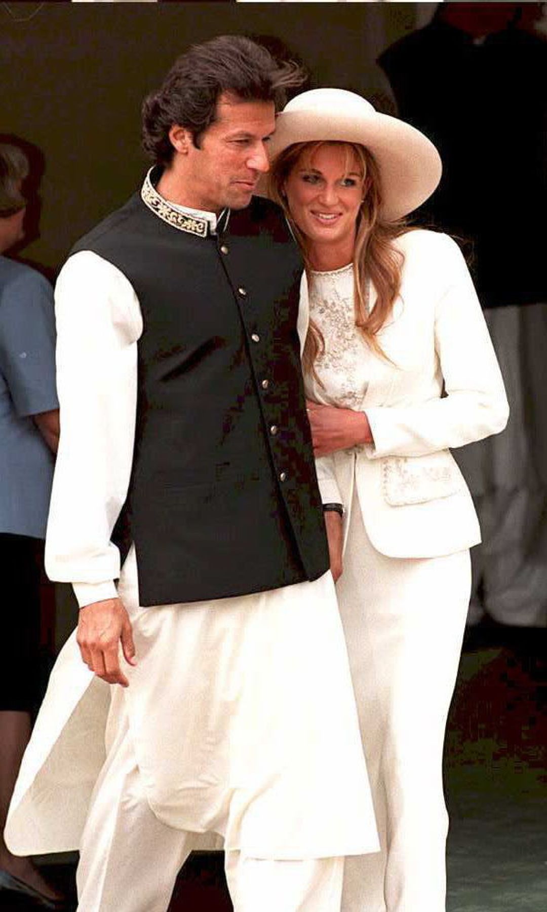 Imran Khan y Jemima Goldsmith se casaron en Londres, en 1995. Entonces ella escogió un conjunto de americana y falda larga con pamela