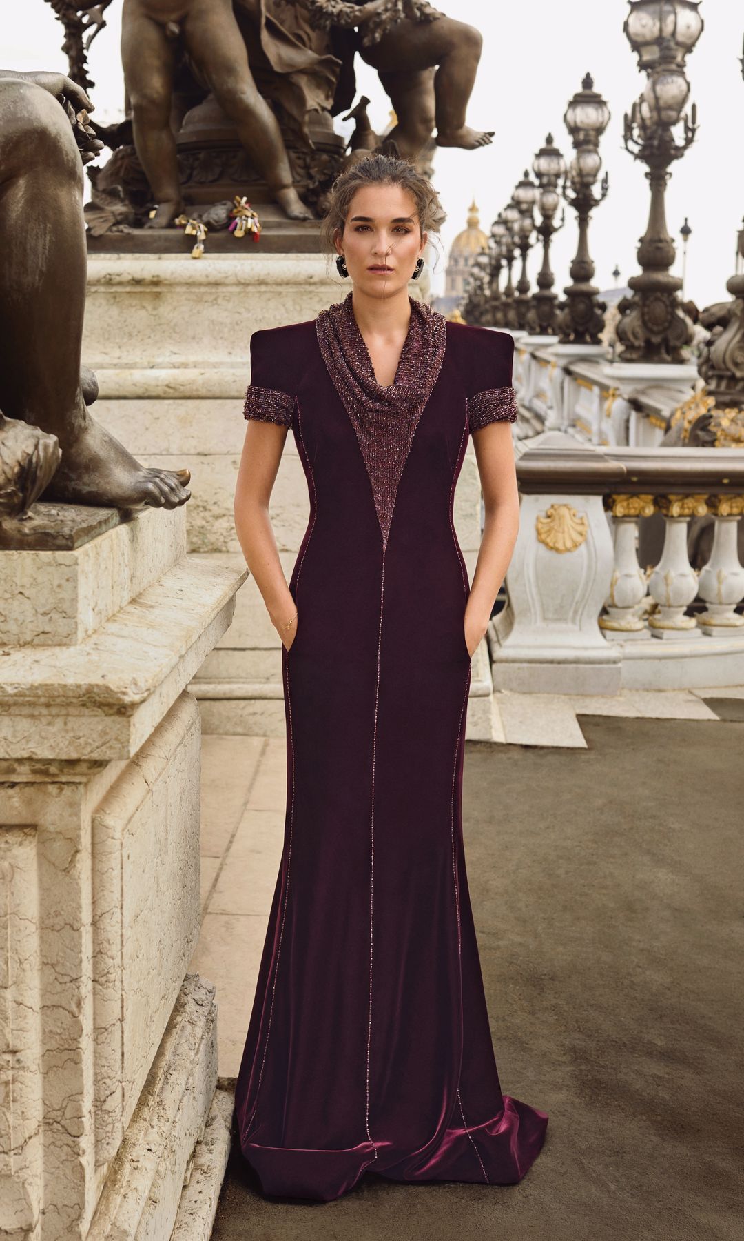 Bárbara posa con un diseño regio en terciopelo burdeos, de Giorgio Armani Privé