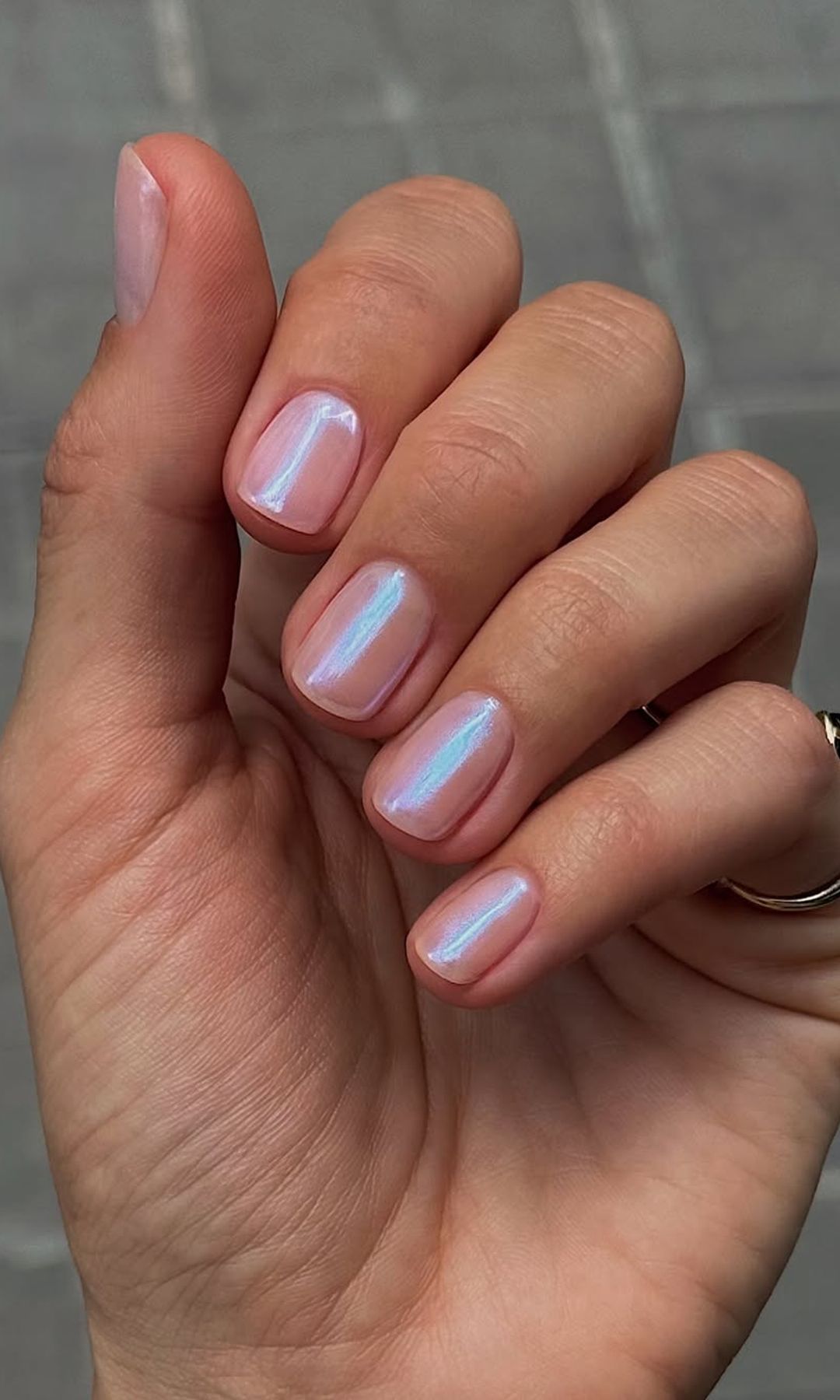 Manicura con acabado perlado