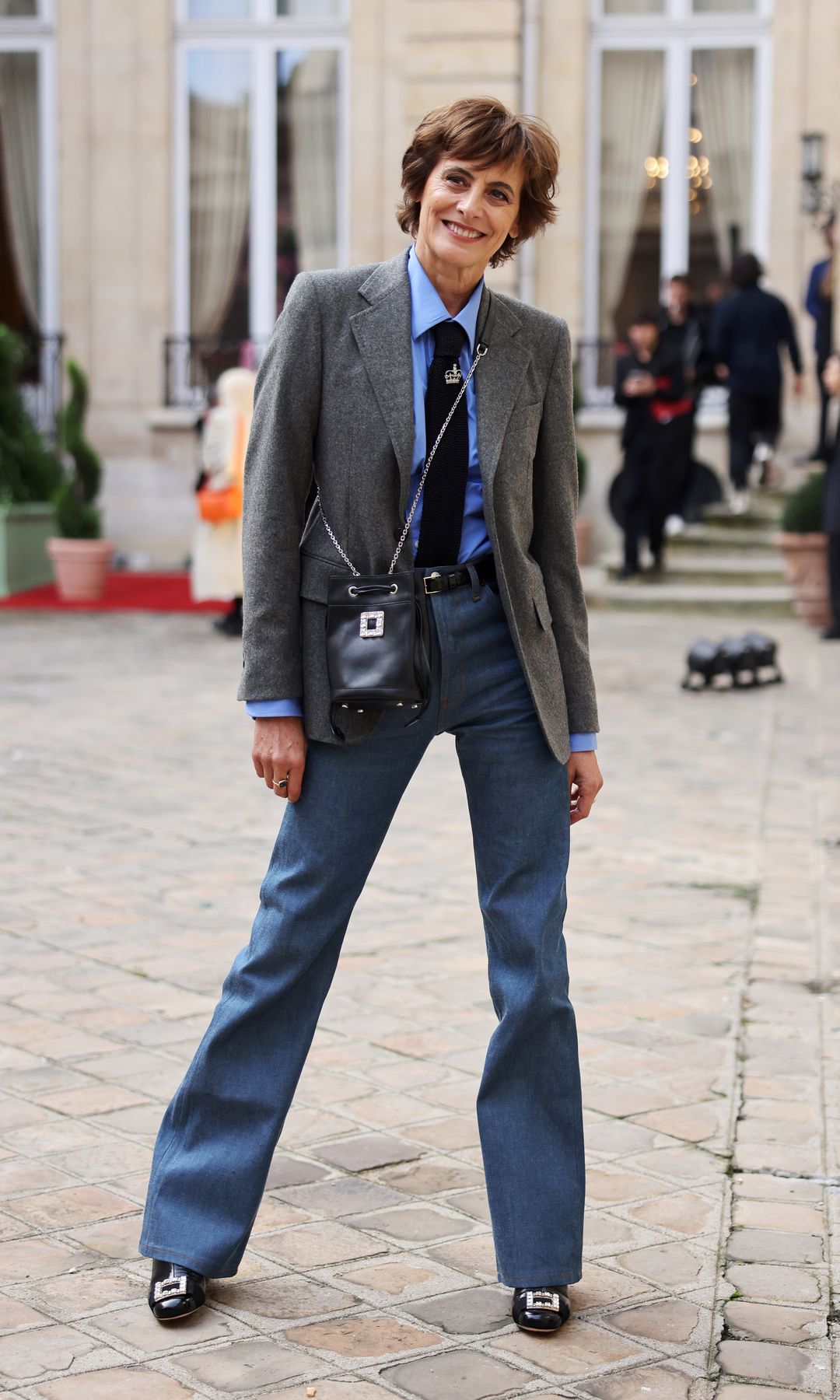 Inès de la Fressange en 2024 en el desfile de Roger Vivier