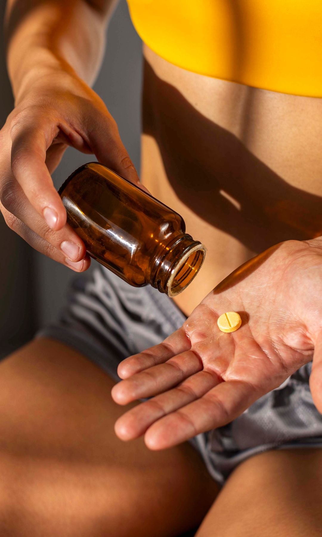 Una mujer tomando suplementos nutricionales