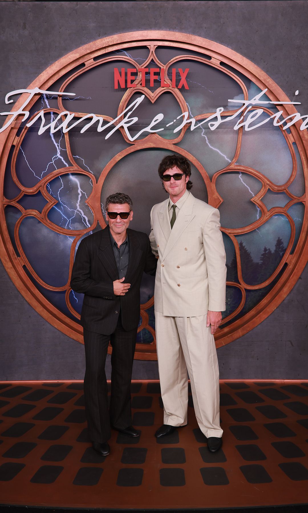 Oscar Isaac y Jacob Elordi con looks complementarios.