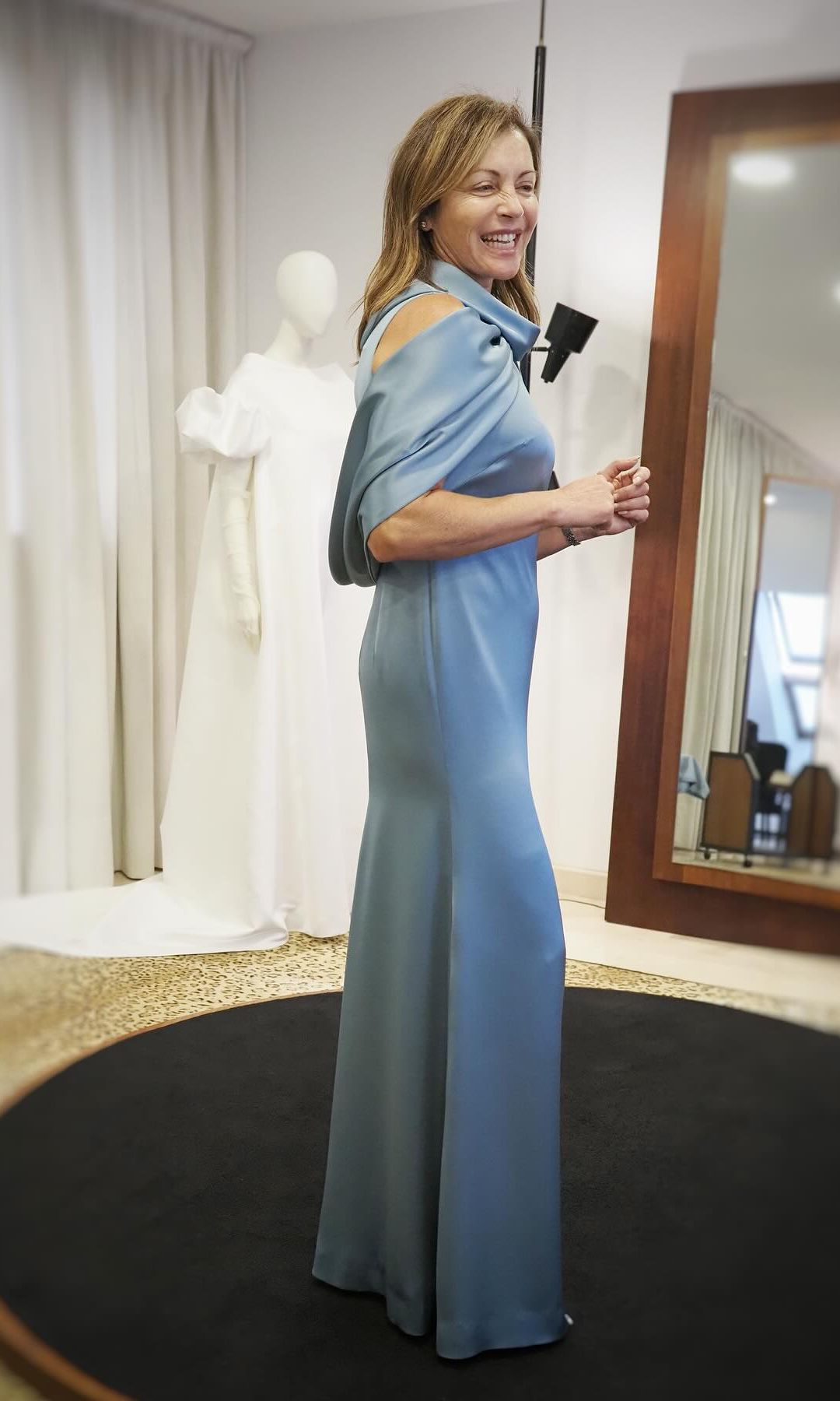 Madrina con vestido azul satinado