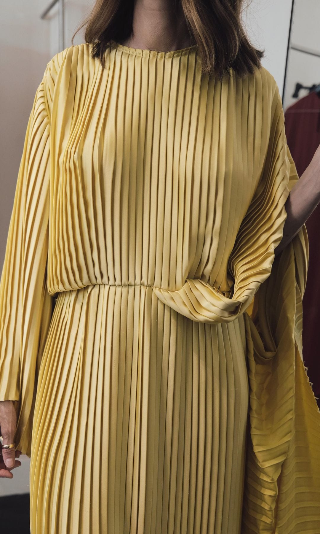 Eugenia Silva con vestido amarillo plisado