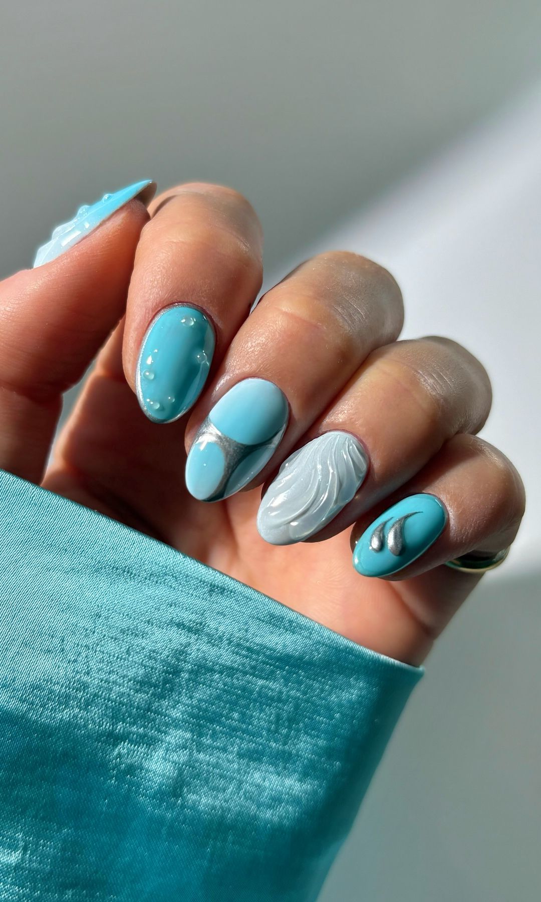 Manicura marina en azul turquesa