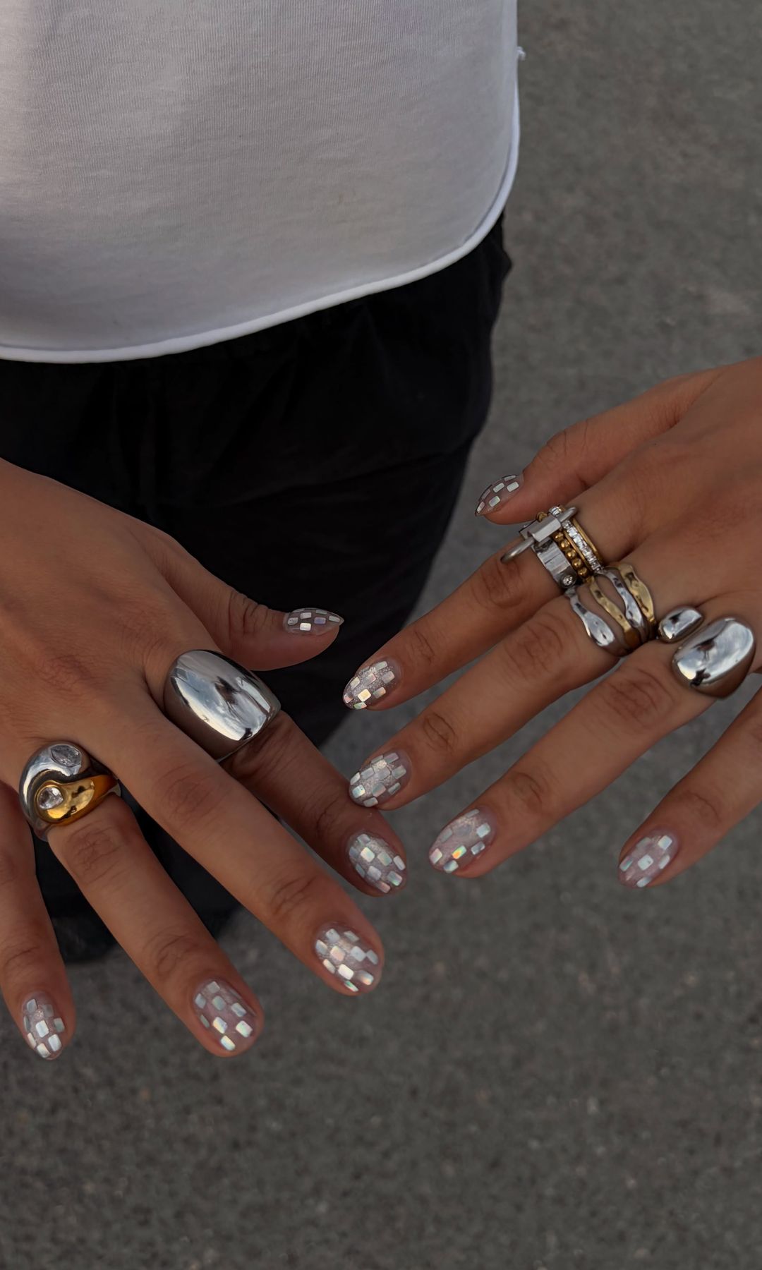 Manicura plateada efecto bola de discoteca  