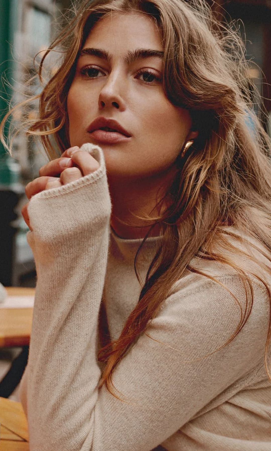 Una mujer pensativa sentada en una terraza