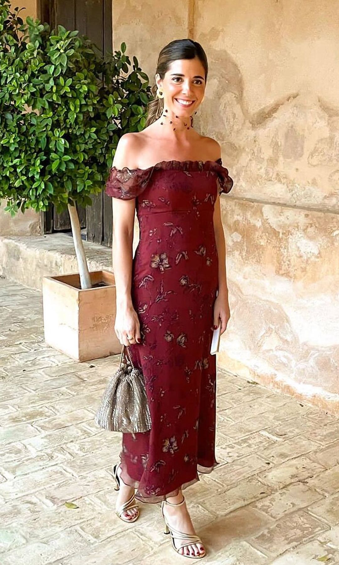 Belén Corsini con vestido floral en una boda