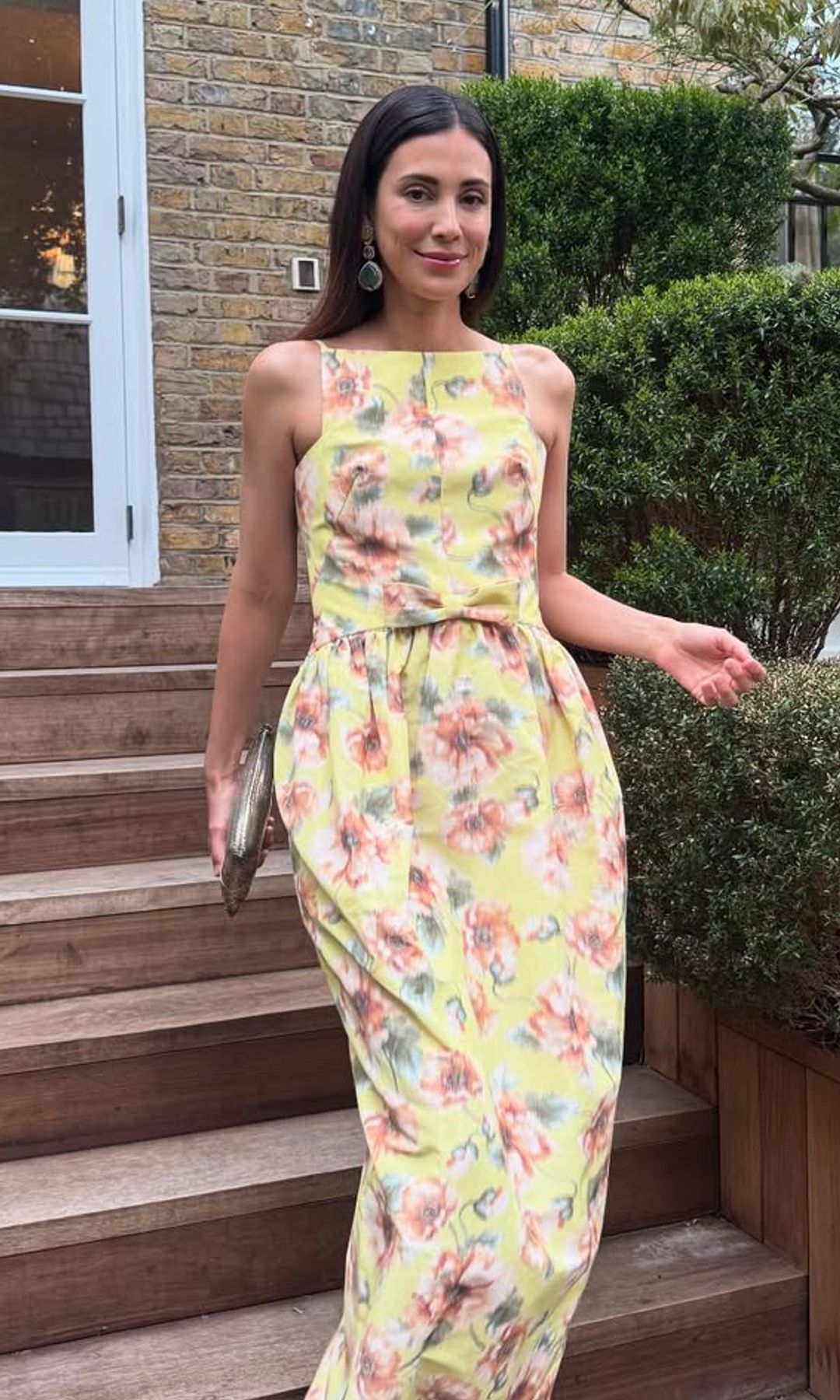 Sassa de Osma, dos looks y una boda: vestido floral en el color de la temporada y capa con bordados joya para su segunda elección