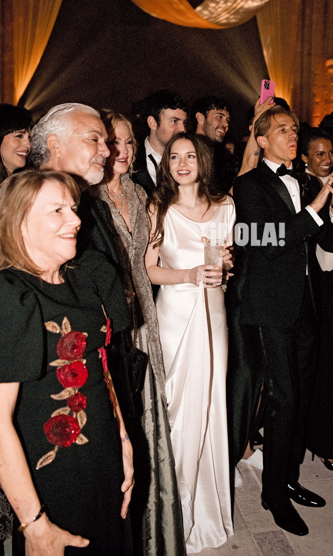 Stella Banderas con su madre y Jesse Johnson, mientras escuchan cantar a Antonio Banderas