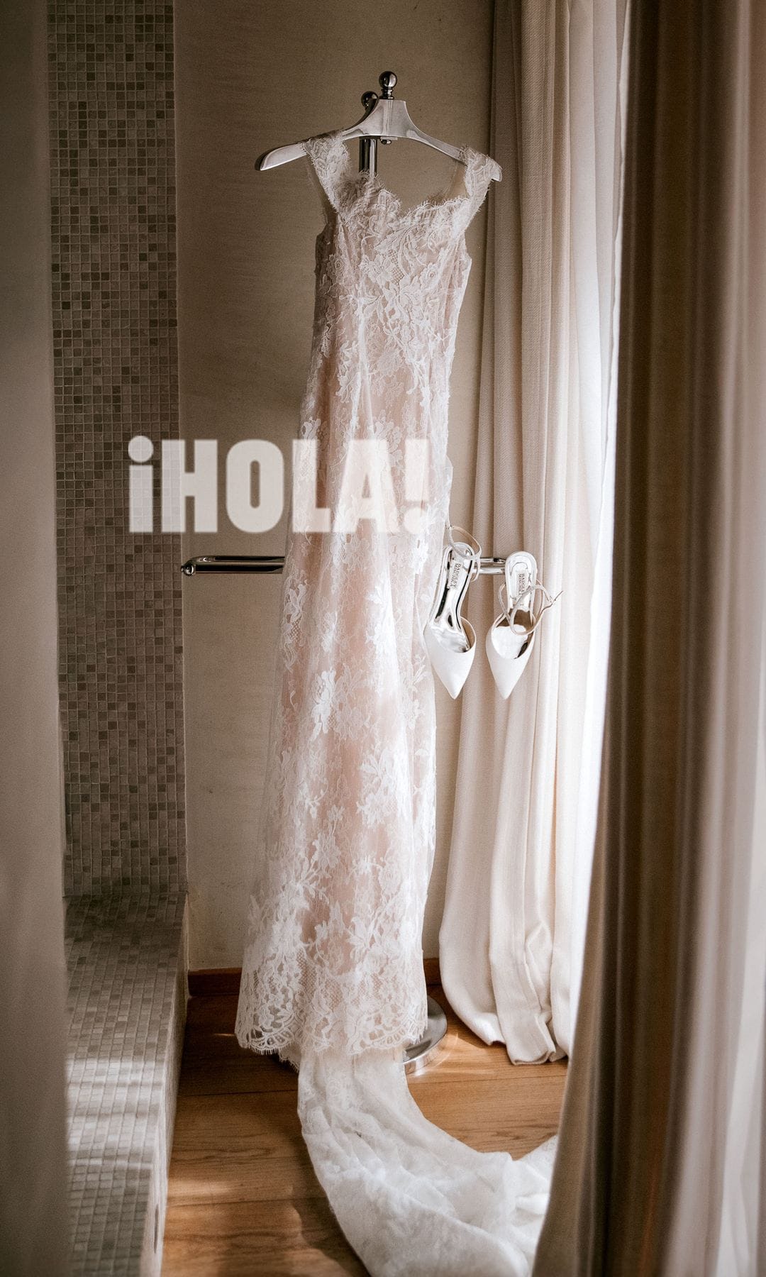 El vestido nupcial de Stella, confeccionado en gasa y encaje. Está diseñado por la firma Rodarte junto con la propia novia, equipo con el que pasó "nueve meses" para la elaboración del traje