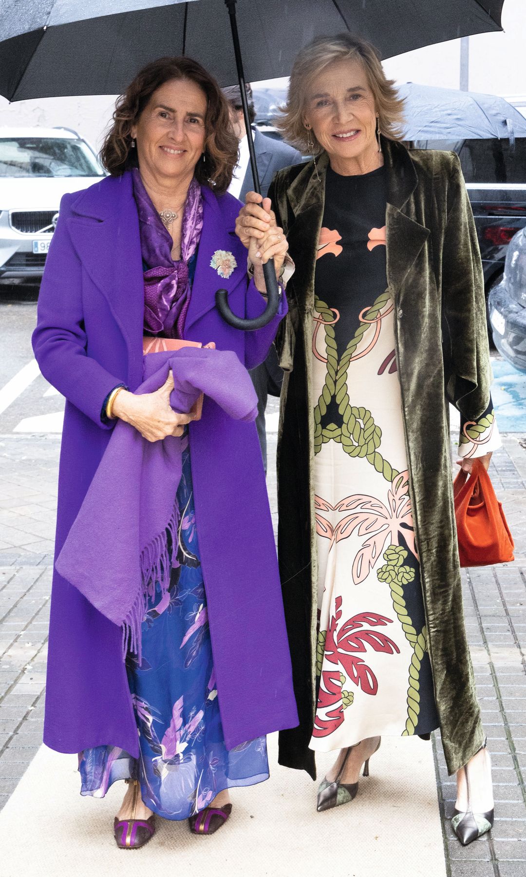 La periodista Marta Barroso, vestida con un original diseño de Johanna Ortiz, junto a su amiga Isabel Echevarría