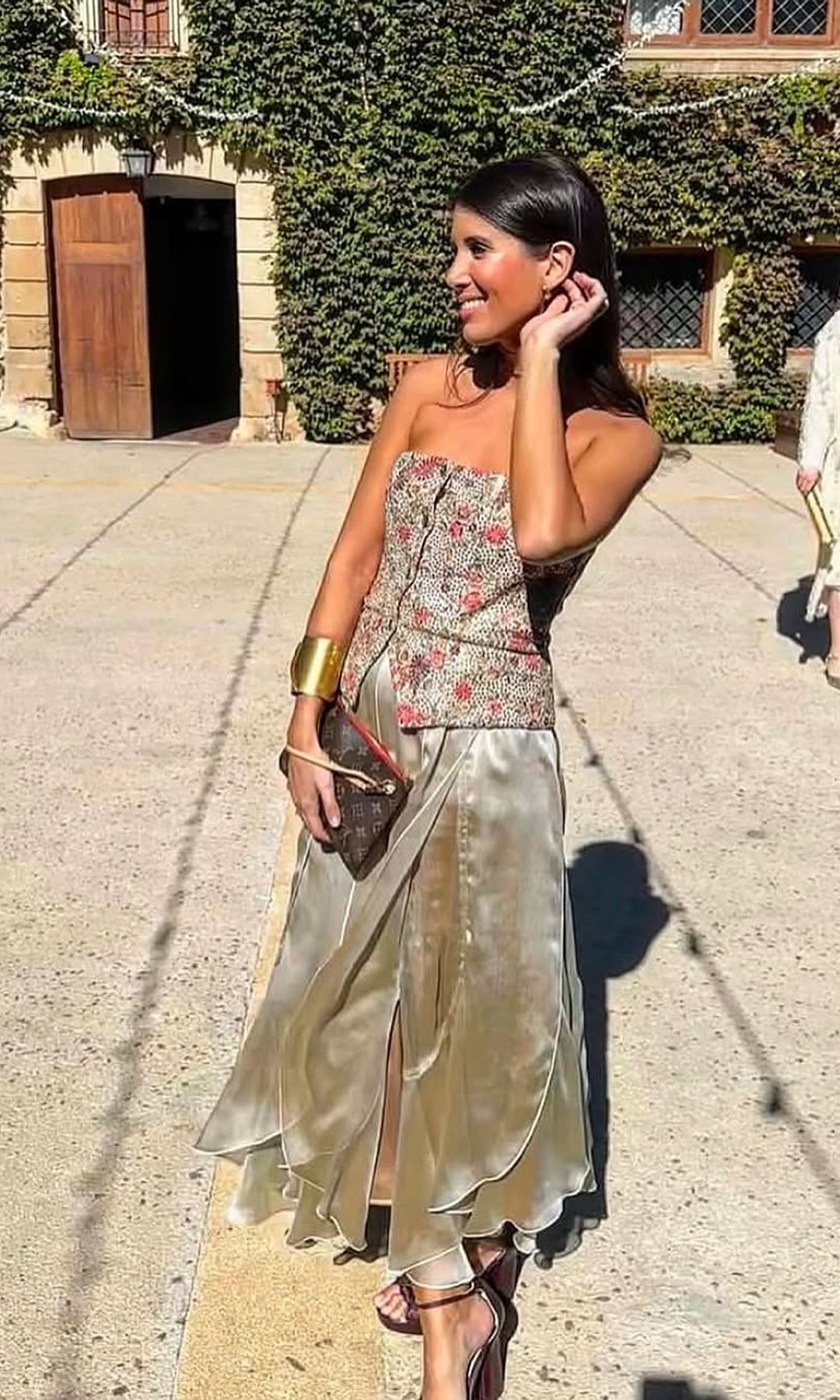 Una invitada con el corsé de moda.