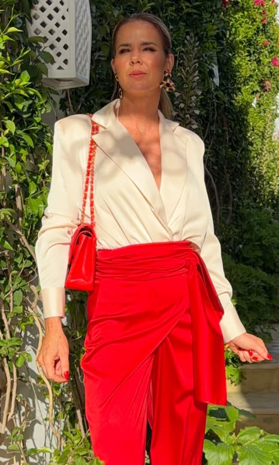 Amelia Bono apuesta por básicos de Zara y un elegante pantalón rojo de su madre en Tánger, elegancia y comodidad a la vez