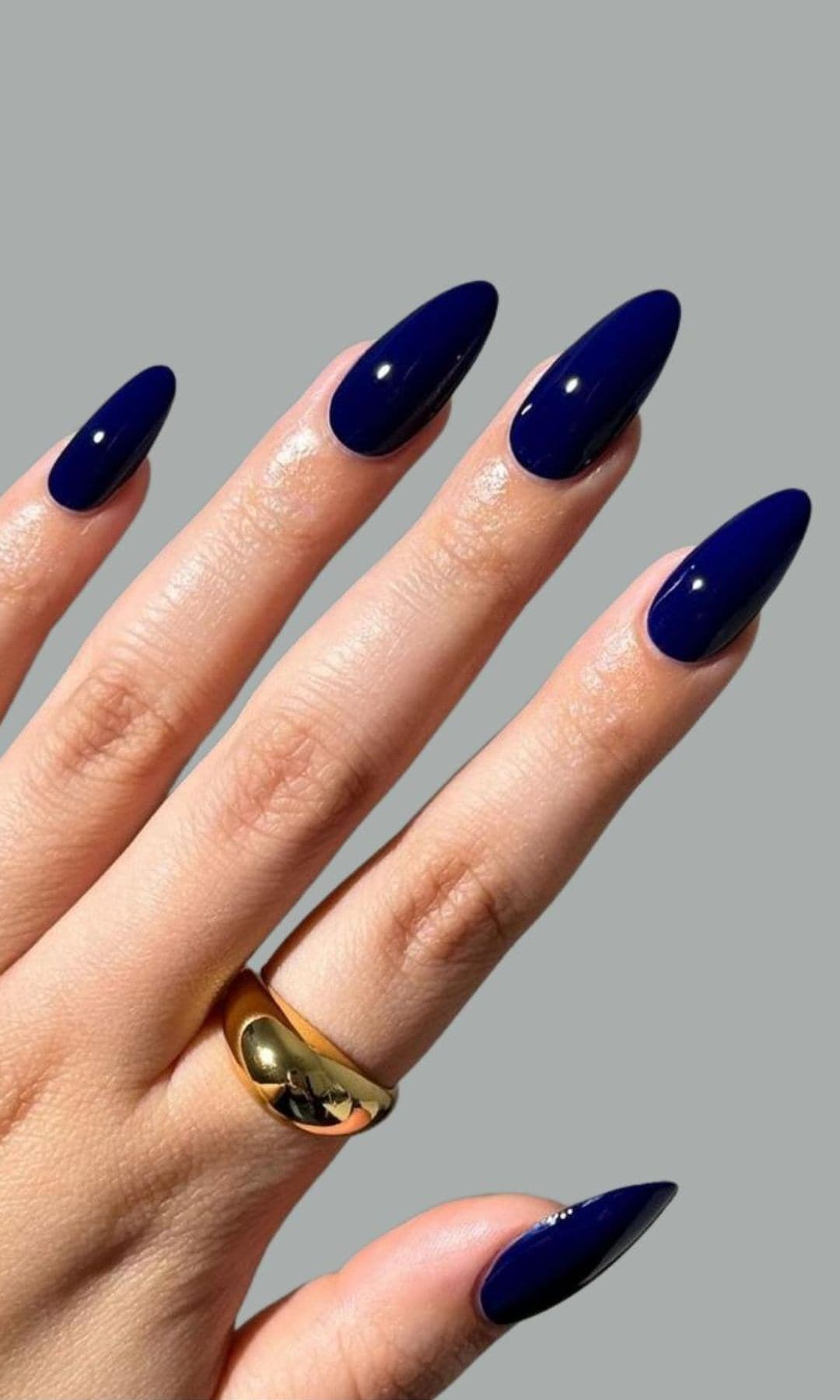 Manicura azul marino