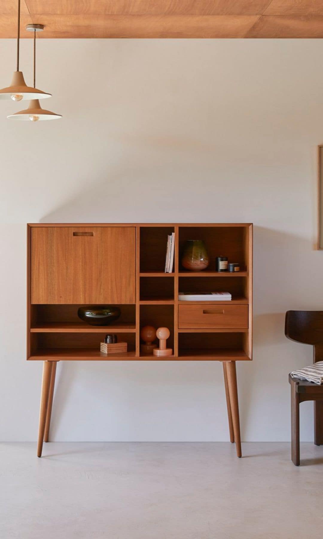 Secreter de aire vintage en madera, con patas altas, huecos abiertos, baldas y cajones