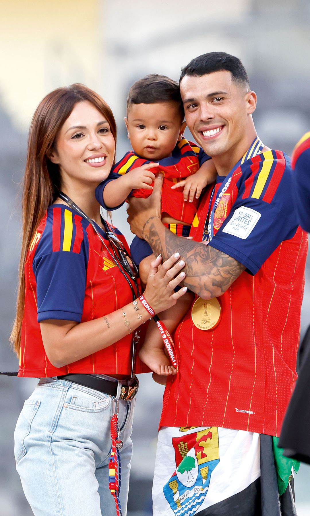 Pedro Porro con su novia y su hijo