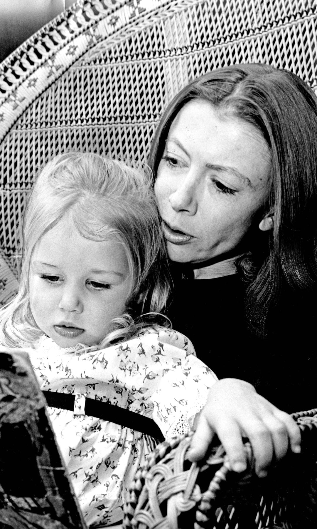La escritora con su hija, que falleció prematuramente a los 39 años, leyéndole un cuento