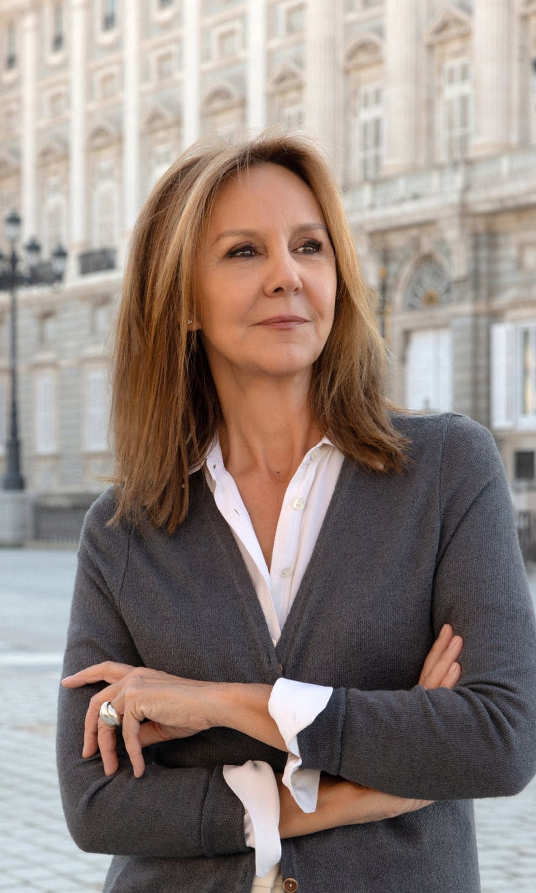 María Dueñas nos presenta 'Por si un día volvemos':