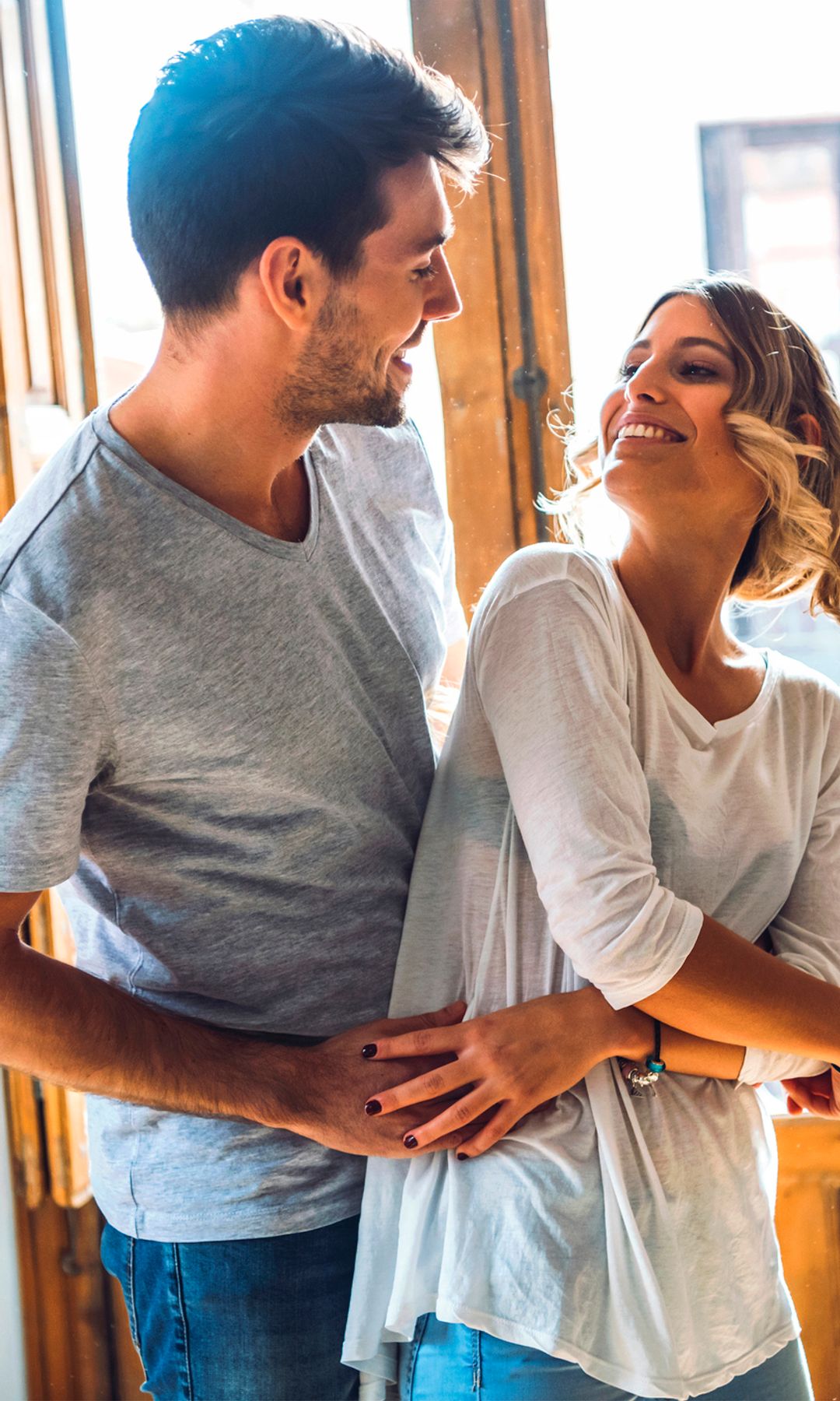 Pareja bailando feliz en casa 