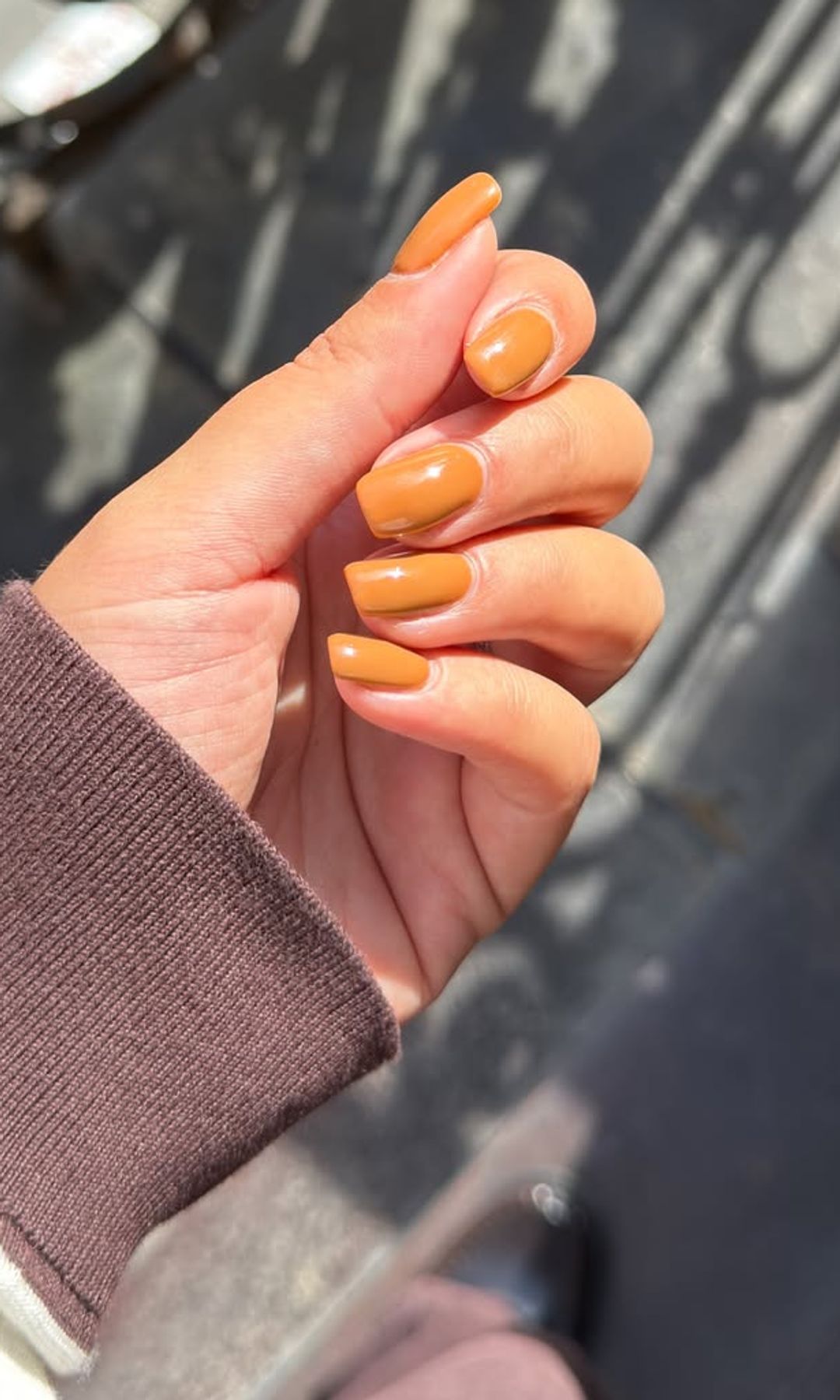 Manicura en color caramelo