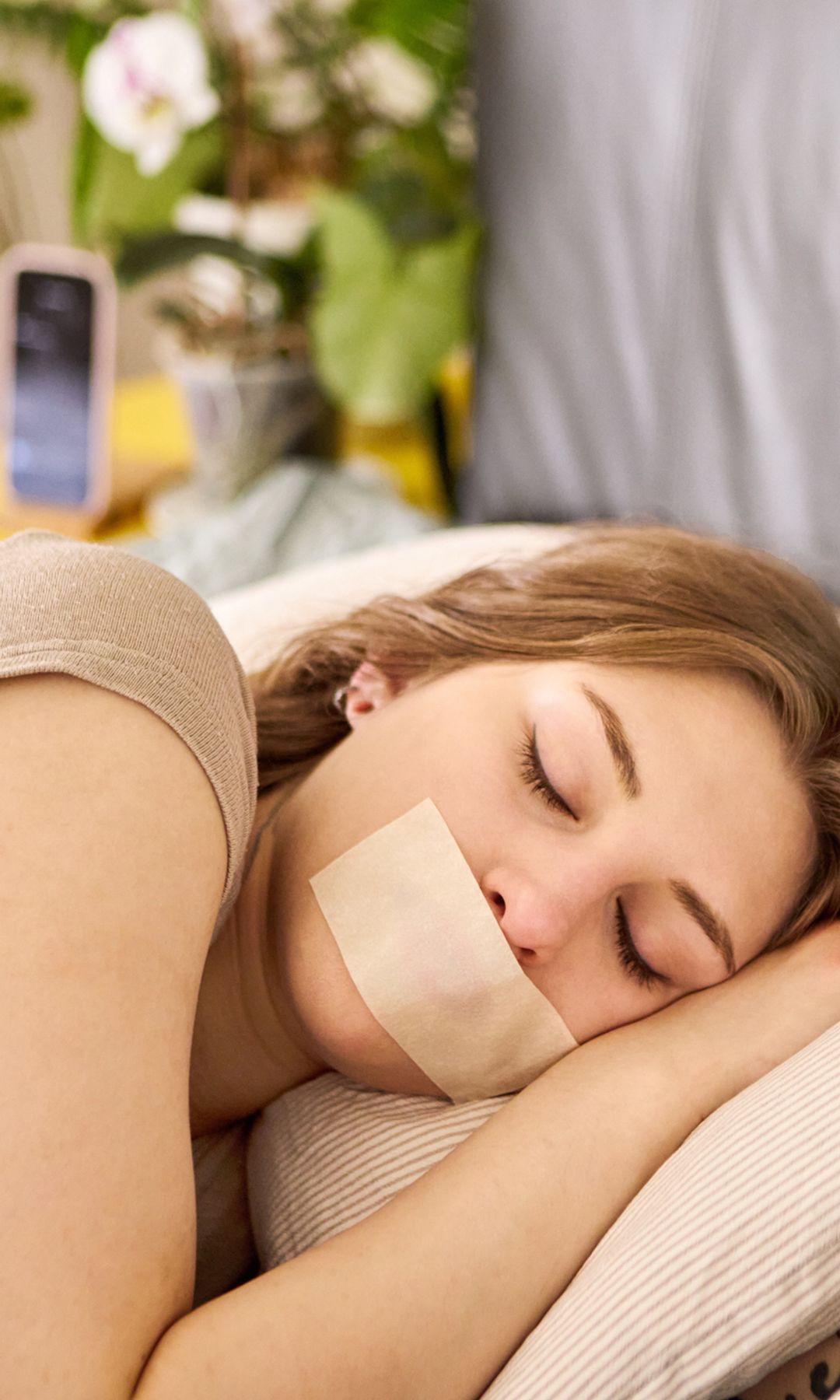 Mujer durmiendo con la boca tapada
