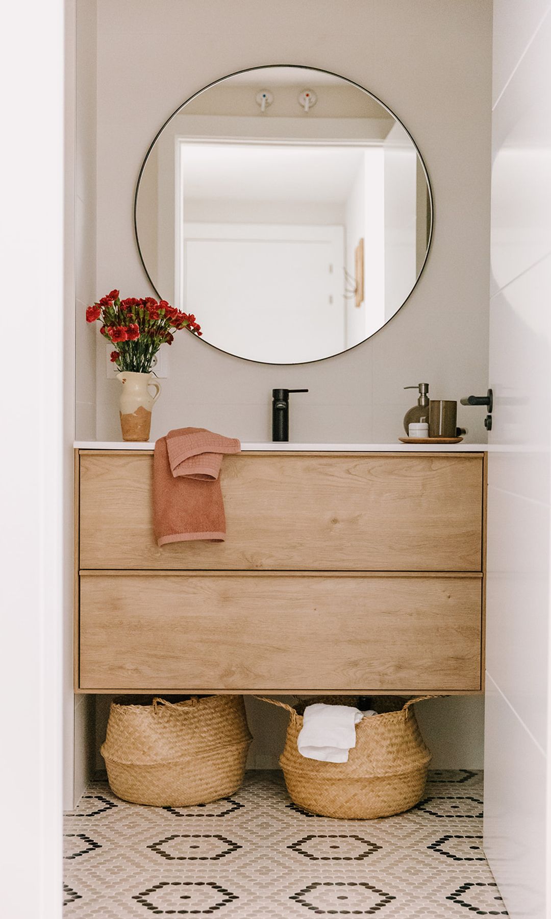 Baño diseño del estudio Quefalamaria con suelo de mosaico de Hisbalit