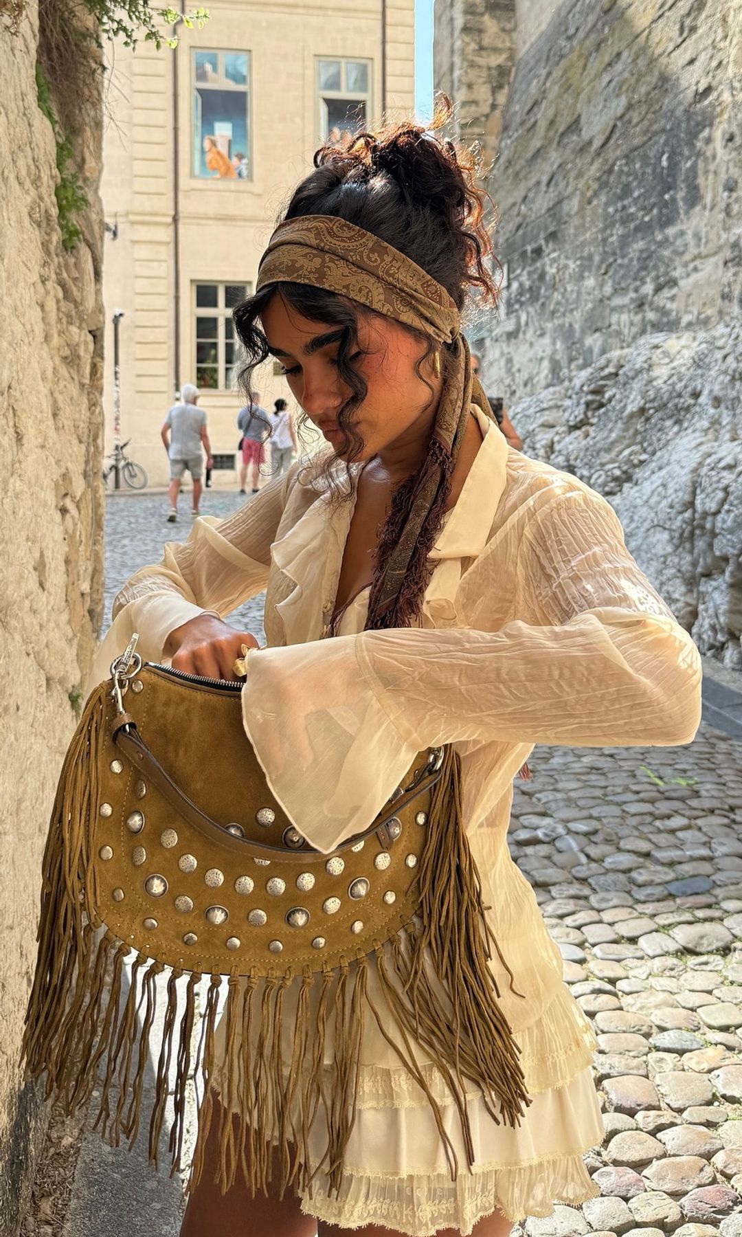 Mujer con moño y pañuelo