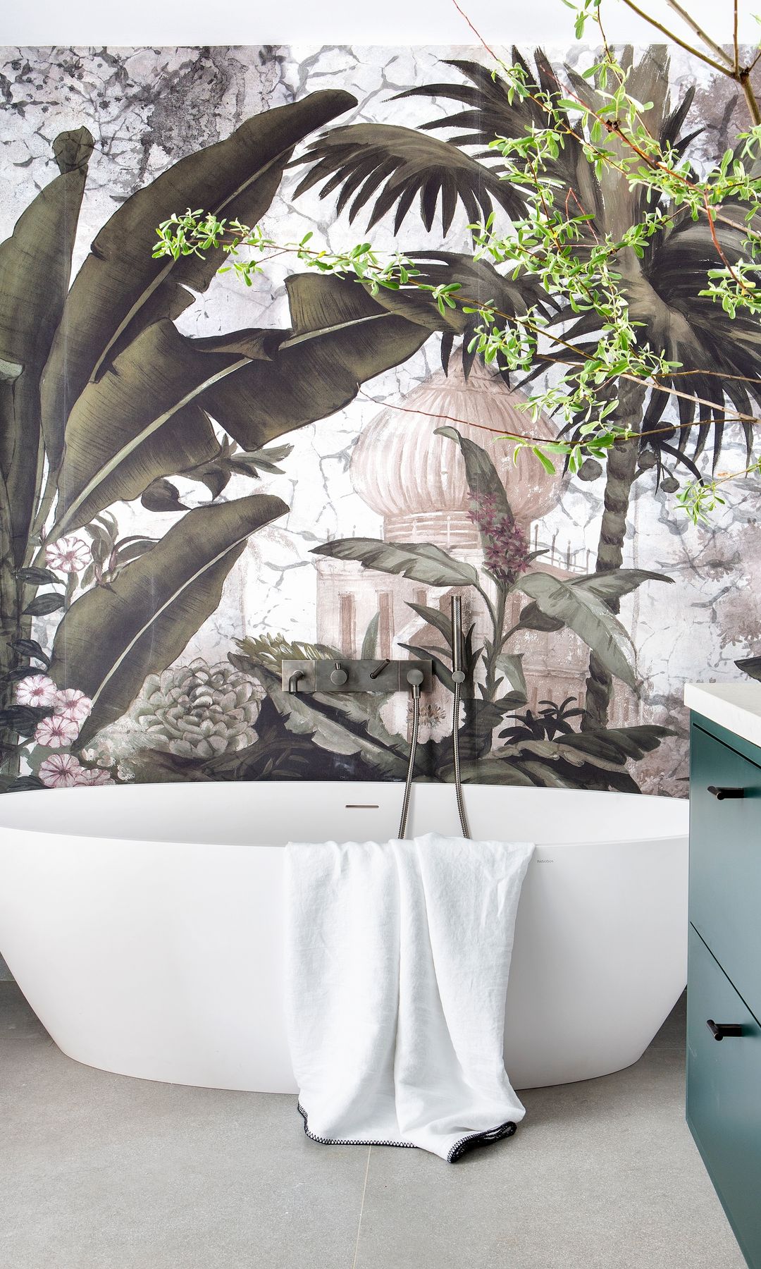 Bañera exenta en el baño