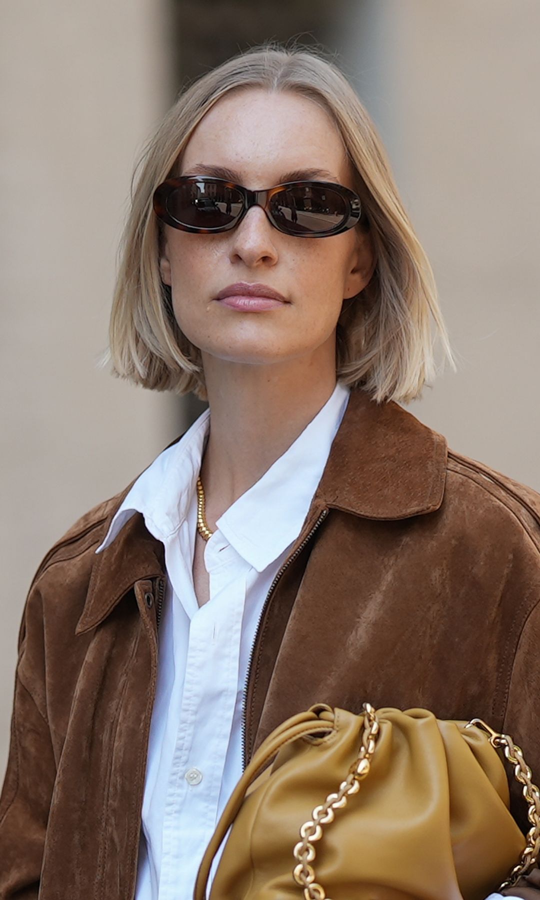 Mujer rubia con corte de pelo corto