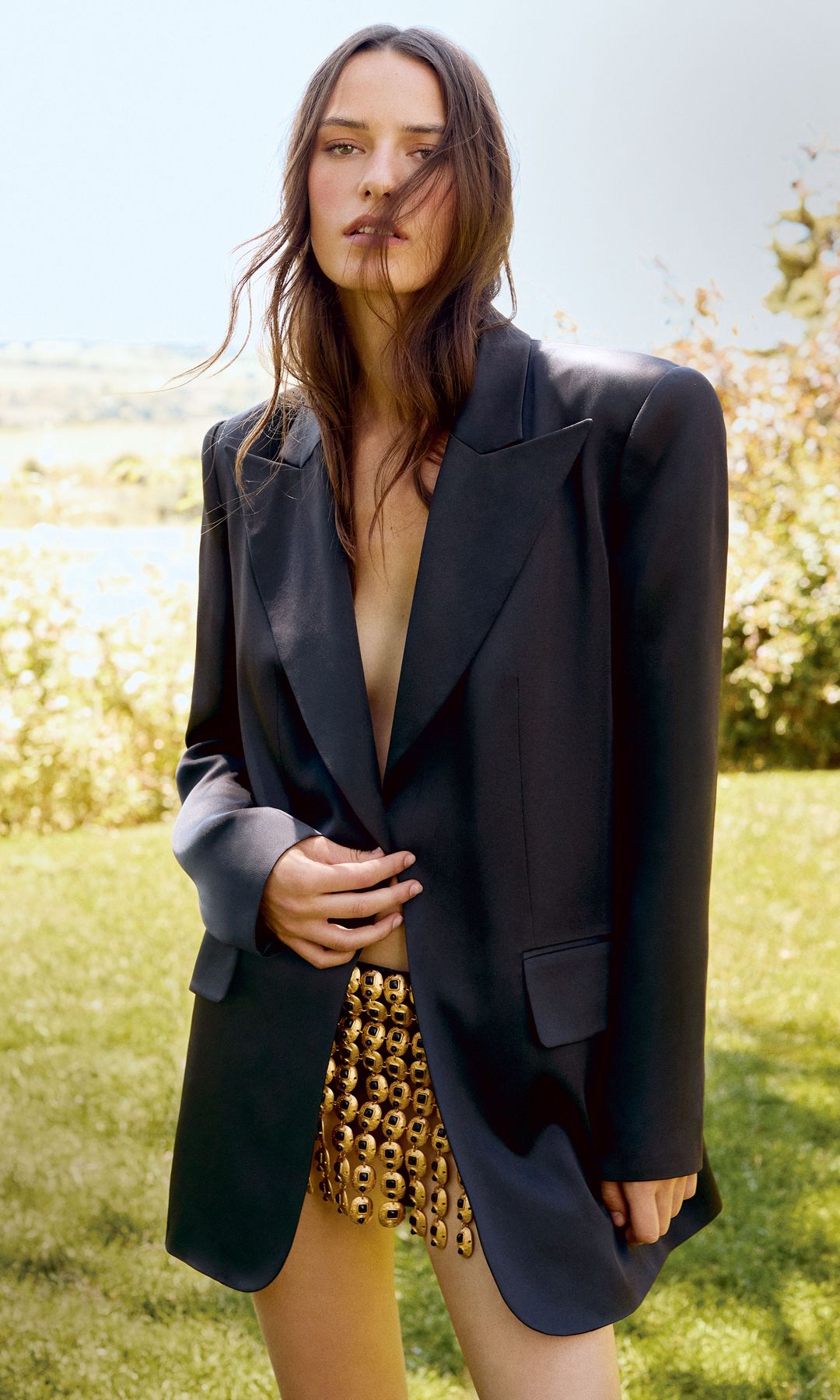 María Guardiola con una blazer estructurada posa para editorial