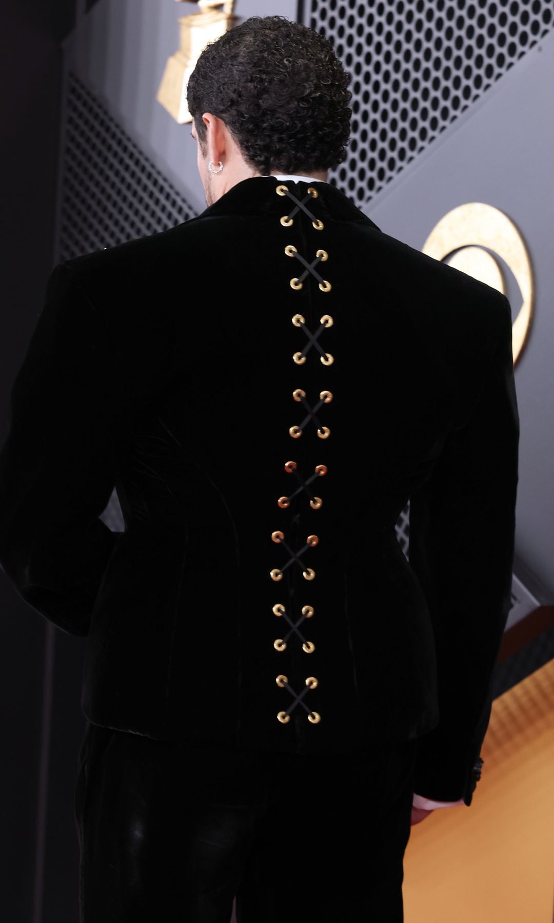 Detalles artesanales del look de Bad Bunny.