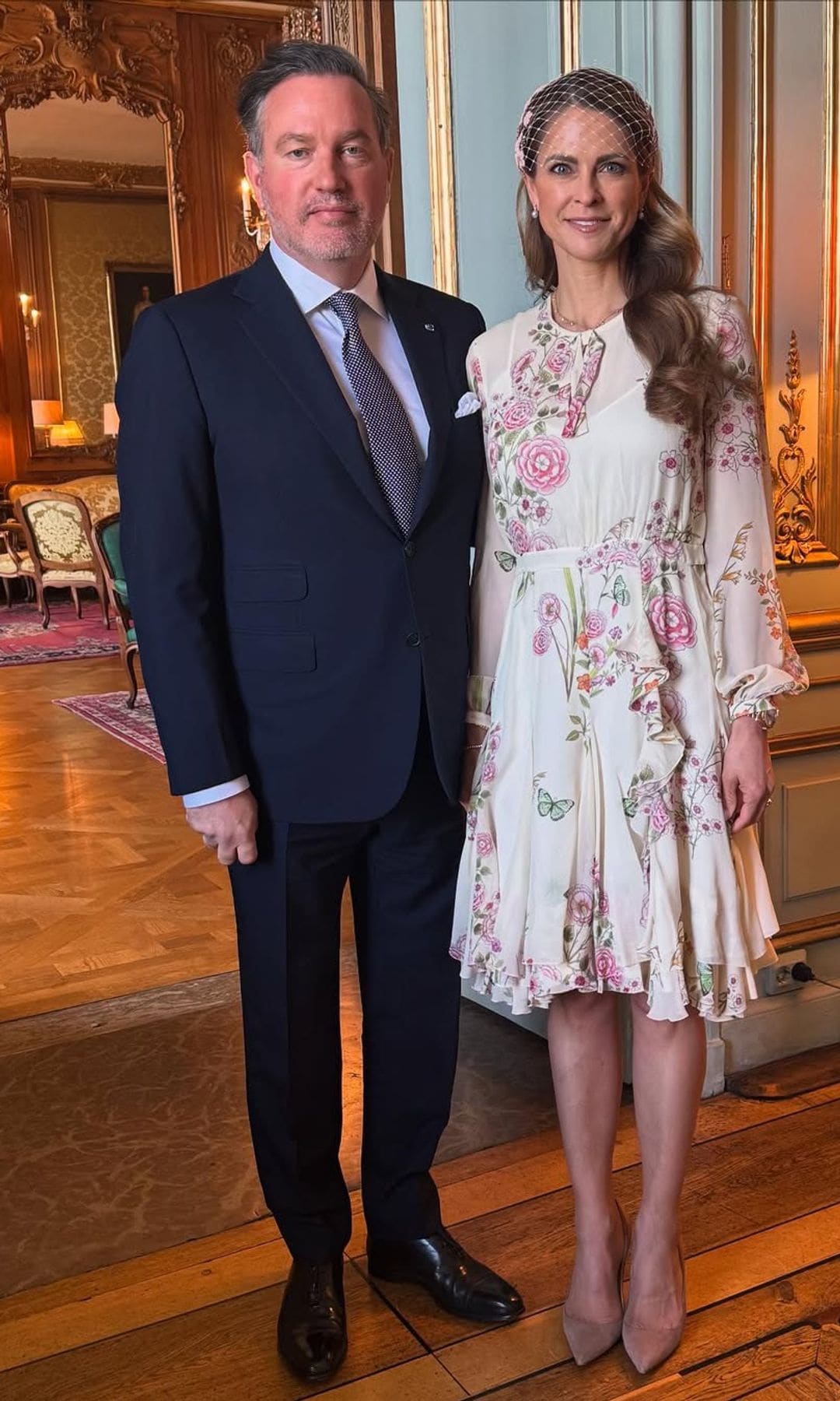 "Ayer tuvimos el honor de conocer a la presidenta de Islandia Halla Tómasdóttir y al Sr. Björn Skúlasson en su visita de estado a Suecia", cuenta la princesa Magdalena en sus redes sociales compartiendo esta imagen junto a su marido Chris O'Neill 